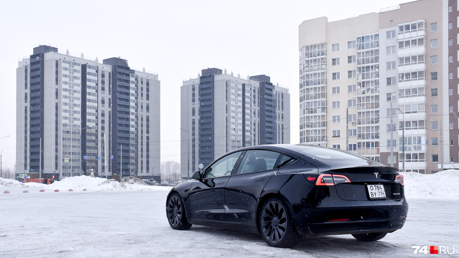 Эта Tesla Model 3 — «американка» <nobr class="_">2021 года</nobr> выпуска. Модель также собирают в Китае и Европе’ title=’Эта Tesla Model 3 — «американка» <nobr class="_">2021 года</nobr> выпуска. Модель также собирают в Китае и Европе’ data-vox=”https://cdn.iportal.ru/preview/news/articles/350994470b803e68965e48be9f4df12119553aa35_640_480.jpg” itemprop=”contentUrl” class=”_06Zgu”></source></source></source></source></source></source></source></source></picture></div><figcaption class="No+sF">
<p class="BDPZt _1Gdrr vFRhq"><span itemprop="caption">Эта Tesla Model 3 — «американка» <nobr class="_">2021 года</nobr> выпуска. Модель также собирают в Китае и Европе</span></p>
<div class="_09wK1">
<p itemprop="author" itemscope="itemscope" itemtype="http://schema.org/Person" class="_2O7On _1Gdrr Cgbgl">Фото: <span itemprop="name">Артем Краснов / 74.RU</span></p>
<div class="NHXuY">
<div class="hb5At lN3D2 _33rXE">
<p class="NeIdg"><svg fill="#77808c" width="20" height="15" viewbox="0 0 20 14" stroke-width="1" xmlns="http://www.w3.org/2000/svg"><path d="M11.6667 11.375L20 5.616L11.6667 0V2.47162C11.6667 2.47162 1.985 4.57031 0 13C4.22667 8.58731 11.6667 8.76038 11.6667 8.76038V11.375Z" transform="translate(0 0.794128)"></path></svg>Поделиться</p>
<div class="Wbp18 TFGz0 _0m48j">
<ul class="jp0zF" style="width:212px;">
<li style="margin-right:8px;"><button data-test="btn-share-vk" class="rKAyr _2RrhH" style="width:36px;height:36px;"><svg width="16" height="17"><use xlink:href="/dist/legacy/svg-sprites/jtn-social.7928e29f4a1e8b8df4fd2d2ee7f26713.svg#jtn-social-vk"></use></svg></button></li>
<li style="margin-right:8px;"><button data-test="btn-share-twitter" class="rKAyr _2RrhH" style="width:36px;height:36px;"><svg width="16" height="17"><use xlink:href="/dist/legacy/svg-sprites/jtn-social.7928e29f4a1e8b8df4fd2d2ee7f26713.svg#jtn-social-twitter"></use></svg></button></li>
<li style="margin-right:8px;"><button data-test="btn-share-ok" class="rKAyr _2RrhH" style="width:36px;height:36px;"><svg width="16" height="17"><use xlink:href="/dist/legacy/svg-sprites/jtn-social.7928e29f4a1e8b8df4fd2d2ee7f26713.svg#jtn-social-ok"></use></svg></button></li>
<li style="margin-right:8px;"><button data-test="btn-share-telegram" class="rKAyr _2RrhH" style="width:36px;height:36px;"><svg width="16" height="17"><use xlink:href="/dist/legacy/svg-sprites/jtn-social.7928e29f4a1e8b8df4fd2d2ee7f26713.svg#jtn-social-telegram"></use></svg></button></li>
<li style="margin-right:0px;"><button data-test="btn-share-wa" class="rKAyr _2RrhH" style="width:36px;height:36px;"><svg width="16" height="17"><use xlink:href="/dist/legacy/svg-sprites/jtn-social.7928e29f4a1e8b8df4fd2d2ee7f26713.svg#jtn-social-wa"></use></svg></button></li>
</ul>
</div>
</div>
</div>
</div>
</figcaption></figure>
<div class="qQq9J">
<div>
<p>Это самая мощная версия Tesla Model 3 Performance c двумя электромоторами общей мощностью <nobr class="_">520 л. с.</nobr> и батареей на 82 кВт⋅ч. В европейском цикле WLTP она проезжает <nobr class="_">547 км</nobr>, а по более строгой американской методике EPA — <nobr class="_">507 км</nobr>. В целом это недурственные показатели для современных электромобилей, хотя и не рекордные. Но они получены в теплую погоду, наш же тест-драйв стартует мартовским утром, когда термометр показывает <nobr class="_">—13 °C</nobr>, а заканчивается днем в <nobr class="_">—5 °C</nobr>. Для электромобиля холода проблематичны по многим причинам: выше плотность воздуха и аэродинамические потери, есть расход энергии на обогрев салона и батареи (в первые минуты движения). Плюс наша средняя скорость была заметно выше, чем в тестовых циклах, например, по методикам WLTP и EPA она составляет всего <nobr class="_">47 км/час</nobr>, а мы ехали вдвое быстрее и почти без рекуперации энергии. Зато всё реально.</p>
</div>
</div>
<div data-status="" data-placement="inread-2" class="Myw1Z iaZSL PDM4p ljQr4 Bgux0 XmulL" style="min-height:280px;max-height:380px;--creative-height:380px;"><lazyhydrate ssronly="true"></p>
<div>
<div id="inread-2_m"></div>
</p></div>
<p></lazyhydrate></div>
<figure itemscope="itemscope" itemtype="http://schema.org/ImageObject" class="J7DNv I1v1s veu9i">
<div data-hyb-ssp-in-image-overlay="61655fcc4d506e9b8428cf5b" class="iqVqR"><picture class="sDd50"><source srcset="https://cdn.iportal.ru/preview/news/articles/0fa47d9423a1553238c69900c28454e51983d56c9_599.jpg.webp-portal" media="(max-width: 599px)" type="image/webp"><source srcset="https://cdn.iportal.ru/preview/news/articles/0fa47d9423a1553238c69900c28454e51983d56c9_599.jpg" media="(max-width: 599px)"><source srcset="https://cdn.iportal.ru/preview/news/articles/0fa47d9423a1553238c69900c28454e51983d56c9_844.jpg.webp-portal" media="(min-width: 600px, max-width: 899px)" type="image/webp"><source srcset="https://cdn.iportal.ru/preview/news/articles/0fa47d9423a1553238c69900c28454e51983d56c9_844.jpg" media="(min-width: 600px, max-width: 899px)"><source srcset="https://cdn.iportal.ru/preview/news/articles/0fa47d9423a1553238c69900c28454e51983d56c9_960.jpg.webp-portal" media="(min-width: 900px, max-width: 1279px)" type="image/webp"><source srcset="https://cdn.iportal.ru/preview/news/articles/0fa47d9423a1553238c69900c28454e51983d56c9_960.jpg" media="(min-width: 900px, max-width: 1279px)"><source srcset="https://cdn.iportal.ru/preview/news/articles/0fa47d9423a1553238c69900c28454e51983d56c9_727.jpg.webp-portal" media="(min-width: 1280px)" type="image/webp"><source srcset="https://cdn.iportal.ru/preview/news/articles/0fa47d9423a1553238c69900c28454e51983d56c9_727.jpg" media="(min-width: 1280px)"><img decoding="async" src="https://cdn.iportal.ru/preview/news/articles/0fa47d9423a1553238c69900c28454e51983d56c9_1500.jpg" alt="Динамика разгона электромобиля — это другая планета в сравнении с классическими машинами" title="Динамика разгона электромобиля — это другая планета в сравнении с классическими машинами" data-vox="https://cdn.iportal.ru/preview/news/articles/0fa47d9423a1553238c69900c28454e51983d56c9_640_480.jpg" itemprop="contentUrl" class="_06Zgu"></source></source></source></source></source></source></source></source></picture></div><figcaption class="No+sF">
<p class="BDPZt _1Gdrr vFRhq"><span itemprop="caption">Динамика разгона электромобиля — это другая планета в сравнении с классическими машинами</span></p>
<div class="_09wK1">
<p itemprop="author" itemscope="itemscope" itemtype="http://schema.org/Person" class="_2O7On _1Gdrr Cgbgl">Фото: <span itemprop="name">Артем Краснов / 74.RU</span></p>
<div class="NHXuY">
<div class="hb5At lN3D2 _33rXE">
<p class="NeIdg"><svg fill="#77808c" width="20" height="15" viewbox="0 0 20 14" stroke-width="1" xmlns="http://www.w3.org/2000/svg"><path d="M11.6667 11.375L20 5.616L11.6667 0V2.47162C11.6667 2.47162 1.985 4.57031 0 13C4.22667 8.58731 11.6667 8.76038 11.6667 8.76038V11.375Z" transform="translate(0 0.794128)"></path></svg>Поделиться</p>
<div class="Wbp18 TFGz0 _0m48j">
<ul class="jp0zF" style="width:212px;">
<li style="margin-right:8px;"><button data-test="btn-share-vk" class="rKAyr _2RrhH" style="width:36px;height:36px;"><svg width="16" height="17"><use xlink:href="/dist/legacy/svg-sprites/jtn-social.7928e29f4a1e8b8df4fd2d2ee7f26713.svg#jtn-social-vk"></use></svg></button></li>
<li style="margin-right:8px;"><button data-test="btn-share-twitter" class="rKAyr _2RrhH" style="width:36px;height:36px;"><svg width="16" height="17"><use xlink:href="/dist/legacy/svg-sprites/jtn-social.7928e29f4a1e8b8df4fd2d2ee7f26713.svg#jtn-social-twitter"></use></svg></button></li>
<li style="margin-right:8px;"><button data-test="btn-share-ok" class="rKAyr _2RrhH" style="width:36px;height:36px;"><svg width="16" height="17"><use xlink:href="/dist/legacy/svg-sprites/jtn-social.7928e29f4a1e8b8df4fd2d2ee7f26713.svg#jtn-social-ok"></use></svg></button></li>
<li style="margin-right:8px;"><button data-test="btn-share-telegram" class="rKAyr _2RrhH" style="width:36px;height:36px;"><svg width="16" height="17"><use xlink:href="/dist/legacy/svg-sprites/jtn-social.7928e29f4a1e8b8df4fd2d2ee7f26713.svg#jtn-social-telegram"></use></svg></button></li>
<li style="margin-right:0px;"><button data-test="btn-share-wa" class="rKAyr _2RrhH" style="width:36px;height:36px;"><svg width="16" height="17"><use xlink:href="/dist/legacy/svg-sprites/jtn-social.7928e29f4a1e8b8df4fd2d2ee7f26713.svg#jtn-social-wa"></use></svg></button></li>
</ul>
</div>
</div>
</div>
</div>
</figcaption></figure>
<div class="qQq9J">
<div>
<p>Я сразу дал себе установку не использовать никаких читов для экономии энергии. На двухполосной дороге мы обгоняли при первой возможности, а на трассе поставили на круиз-контроле <nobr class="_">110 км/час</nobr>. Плюс я всё же не удержался от нескольких «дрэг-заездов», потому что динамика разгона этой Tesla настолько хороша, что если бы у нее был ДВС и красный цвет, она бы называлась Ferrari. Шучу, конечно, но 3,3 секунды до <nobr class="_">100 км/час</nobr> — это быстрее, чем Ferrari Roma. Ощущается это так: нажимаешь на педаль и ускорение пронзает голову, словно в тебя выстрелили из арбалета. Из-за тишины моторов разгон кажется слегка виртуальным, словно смотришь его по телевизору, но темп всё равно устрашает. Особенно в диапазоне <nobr class="_">60–100 км/час</nobr>, когда ускорение держится на уровне <nobr class="_">0,8 g</nobr>, проще говоря, на пределе сцепления зимних шин. Обгонять на «Тесле» — что передвигать костяшки на счетах: одна фура, вторая фура, Volkswagen, Mercerdes… Шлих, шлих, шлих.</p>
</div>
</div>
<div data-status="" data-placement="inread-2" class="Myw1Z V8MR1 POHrm Bgux0 XmulL" style="min-height:400px;max-height:400px;--creative-height:400px;"><lazyhydrate ssronly="true"></p>
<div>
<div id="inread-2_d"></div>
</p></div>
<p></lazyhydrate></div>
<div data-status="" data-placement="inline-1" class="Myw1Z iaZSL PDM4p ljQr4 Bgux0 XmulL" style="min-height:300px;max-height:300px;--creative-height:300px;"><lazyhydrate ssronly="true"></p>
<div>
<div id="inline-1_m"></div>
</p></div>
<p></lazyhydrate></div>
<figure itemscope="itemscope" itemtype="http://schema.org/ImageObject" class="J7DNv I1v1s veu9i">
<div data-hyb-ssp-in-image-overlay="61655fcc4d506e9b8428cf5b" class="iqVqR"><picture class="sDd50"><source srcset="https://cdn.iportal.ru/preview/news/articles/4f9d2686d563f81fd01af09209fd2a401970eb289_599.jpg.webp-portal" media="(max-width: 599px)" type="image/webp"><source srcset="https://cdn.iportal.ru/preview/news/articles/4f9d2686d563f81fd01af09209fd2a401970eb289_599.jpg" media="(max-width: 599px)"><source srcset="https://cdn.iportal.ru/preview/news/articles/4f9d2686d563f81fd01af09209fd2a401970eb289_844.jpg.webp-portal" media="(min-width: 600px, max-width: 899px)" type="image/webp"><source srcset="https://cdn.iportal.ru/preview/news/articles/4f9d2686d563f81fd01af09209fd2a401970eb289_844.jpg" media="(min-width: 600px, max-width: 899px)"><source srcset="https://cdn.iportal.ru/preview/news/articles/4f9d2686d563f81fd01af09209fd2a401970eb289_960.jpg.webp-portal" media="(min-width: 900px, max-width: 1279px)" type="image/webp"><source srcset="https://cdn.iportal.ru/preview/news/articles/4f9d2686d563f81fd01af09209fd2a401970eb289_960.jpg" media="(min-width: 900px, max-width: 1279px)"><source srcset="https://cdn.iportal.ru/preview/news/articles/4f9d2686d563f81fd01af09209fd2a401970eb289_727.jpg.webp-portal" media="(min-width: 1280px)" type="image/webp"><source srcset="https://cdn.iportal.ru/preview/news/articles/4f9d2686d563f81fd01af09209fd2a401970eb289_727.jpg" media="(min-width: 1280px)"><img decoding="async" src="https://cdn.iportal.ru/preview/news/articles/4f9d2686d563f81fd01af09209fd2a401970eb289_1500.jpg" alt="На трассе помогает свирепая динамика. Жаль, что электромобили пока не очень подходят для дальних поездок, потому что обгонять на них — кайф" title="На трассе помогает свирепая динамика. Жаль, что электромобили пока не очень подходят для дальних поездок, потому что обгонять на них — кайф" data-vox="https://cdn.iportal.ru/preview/news/articles/4f9d2686d563f81fd01af09209fd2a401970eb289_640_480.jpg" itemprop="contentUrl" class="_06Zgu"></source></source></source></source></source></source></source></source></picture></div><figcaption class="No+sF">
<p class="BDPZt _1Gdrr vFRhq"><span itemprop="caption">На трассе помогает свирепая динамика. Жаль, что электромобили пока не очень подходят для дальних поездок, потому что обгонять на них — кайф</span></p>
<div class="_09wK1">
<p itemprop="author" itemscope="itemscope" itemtype="http://schema.org/Person" class="_2O7On _1Gdrr Cgbgl">Фото: <span itemprop="name">Артем Краснов / 74.RU</span></p>
<div class="NHXuY">
<div class="hb5At lN3D2 _33rXE">
<p class="NeIdg"><svg fill="#77808c" width="20" height="15" viewbox="0 0 20 14" stroke-width="1" xmlns="http://www.w3.org/2000/svg"><path d="M11.6667 11.375L20 5.616L11.6667 0V2.47162C11.6667 2.47162 1.985 4.57031 0 13C4.22667 8.58731 11.6667 8.76038 11.6667 8.76038V11.375Z" transform="translate(0 0.794128)"></path></svg>Поделиться</p>
<div class="Wbp18 TFGz0 _0m48j">
<ul class="jp0zF" style="width:212px;">
<li style="margin-right:8px;"><button data-test="btn-share-vk" class="rKAyr _2RrhH" style="width:36px;height:36px;"><svg width="16" height="17"><use xlink:href="/dist/legacy/svg-sprites/jtn-social.7928e29f4a1e8b8df4fd2d2ee7f26713.svg#jtn-social-vk"></use></svg></button></li>
<li style="margin-right:8px;"><button data-test="btn-share-twitter" class="rKAyr _2RrhH" style="width:36px;height:36px;"><svg width="16" height="17"><use xlink:href="/dist/legacy/svg-sprites/jtn-social.7928e29f4a1e8b8df4fd2d2ee7f26713.svg#jtn-social-twitter"></use></svg></button></li>
<li style="margin-right:8px;"><button data-test="btn-share-ok" class="rKAyr _2RrhH" style="width:36px;height:36px;"><svg width="16" height="17"><use xlink:href="/dist/legacy/svg-sprites/jtn-social.7928e29f4a1e8b8df4fd2d2ee7f26713.svg#jtn-social-ok"></use></svg></button></li>
<li style="margin-right:8px;"><button data-test="btn-share-telegram" class="rKAyr _2RrhH" style="width:36px;height:36px;"><svg width="16" height="17"><use xlink:href="/dist/legacy/svg-sprites/jtn-social.7928e29f4a1e8b8df4fd2d2ee7f26713.svg#jtn-social-telegram"></use></svg></button></li>
<li style="margin-right:0px;"><button data-test="btn-share-wa" class="rKAyr _2RrhH" style="width:36px;height:36px;"><svg width="16" height="17"><use xlink:href="/dist/legacy/svg-sprites/jtn-social.7928e29f4a1e8b8df4fd2d2ee7f26713.svg#jtn-social-wa"></use></svg></button></li>
</ul>
</div>
</div>
</div>
</div>
</figcaption></figure>
<div class="qQq9J">
<div>
<p>Владелец этой Tesla, Дмитрий, говорит, что убойная динамика стала одним из соображений при выборе. До этого у него было много невероятных машин, включая Audi RS6 c форсированным до <nobr class="_">800 л. с.</nobr> мотором. И сейчас он искал что-то сопоставимое по динамике, но не заоблачно дорогое.</p>
</div>
</div>
<div data-status="" data-placement="inline-2" class="Myw1Z iaZSL PDM4p ljQr4 Bgux0 XmulL" style="min-height:300px;max-height:300px;--creative-height:300px;"><lazyhydrate ssronly="true"></p>
<div>
<div id="inline-2_m"></div>
</p></div>
<p></lazyhydrate></div>
<div class="qQq9J">
<div>
<p>— Прошлой осенью всё совпало: нашел хороший вариант, курс доллара слегка просел, плюс я не платил посредникам, — рассказывает он. — В итоге Tesla 2021 года выпуска из США обошлась мне в 3,5 миллиона рублей. По динамике она вполне сравнима с Audi RS6. Из-за отсутствия коробки передач электромобиль реагирует на педаль мгновенно, тогда как у любого автомобиля с ДВС, даже очень мощного, всё равно есть небольшая пауза, пока он скинет, условно, с шестой передачи на вторую.</p>
<p>Если кому-то кажется, что дури слишком много, есть режим «Комфорт», который убирает избыточные ньютонометры и делает динамику абсолютно гражданской: примерно как у 200-сильной машины такого класса.</p>
</div>
</div>
<div data-status="" data-placement="inline-3" class="Myw1Z iaZSL PDM4p ljQr4 Bgux0 XmulL" style="min-height:300px;max-height:300px;--creative-height:300px;"><lazyhydrate ssronly="true"></p>
<div>
<div id="inline-3_m"></div>
</p></div>
<p></lazyhydrate></div>
<figure itemscope="itemscope" itemtype="http://schema.org/ImageObject" class="J7DNv I1v1s veu9i">
<div data-hyb-ssp-in-image-overlay="61655fcc4d506e9b8428cf5b" class="iqVqR"><picture class="sDd50"><source srcset="https://cdn.iportal.ru/preview/news/articles/3a77a08d4d639fc01e32817c4748ecf219536d48e_599.jpg.webp-portal" media="(max-width: 599px)" type="image/webp"><source srcset="https://cdn.iportal.ru/preview/news/articles/3a77a08d4d639fc01e32817c4748ecf219536d48e_599.jpg" media="(max-width: 599px)"><source srcset="https://cdn.iportal.ru/preview/news/articles/3a77a08d4d639fc01e32817c4748ecf219536d48e_844.jpg.webp-portal" media="(min-width: 600px, max-width: 899px)" type="image/webp"><source srcset="https://cdn.iportal.ru/preview/news/articles/3a77a08d4d639fc01e32817c4748ecf219536d48e_844.jpg" media="(min-width: 600px, max-width: 899px)"><source srcset="https://cdn.iportal.ru/preview/news/articles/3a77a08d4d639fc01e32817c4748ecf219536d48e_960.jpg.webp-portal" media="(min-width: 900px, max-width: 1279px)" type="image/webp"><source srcset="https://cdn.iportal.ru/preview/news/articles/3a77a08d4d639fc01e32817c4748ecf219536d48e_960.jpg" media="(min-width: 900px, max-width: 1279px)"><source srcset="https://cdn.iportal.ru/preview/news/articles/3a77a08d4d639fc01e32817c4748ecf219536d48e_727.jpg.webp-portal" media="(min-width: 1280px)" type="image/webp"><source srcset="https://cdn.iportal.ru/preview/news/articles/3a77a08d4d639fc01e32817c4748ecf219536d48e_727.jpg" media="(min-width: 1280px)"><img decoding="async" src="https://cdn.iportal.ru/preview/news/articles/3a77a08d4d639fc01e32817c4748ecf219536d48e_1500.jpg" alt="Я никогда не считал Tesla Model 3 красивой машиной, но в некоторых ракурсах видно, что хотели сказать дизайнеры: посмотрите на эти волнообразные крылья, немного напоминающие Porsche" title="Я никогда не считал Tesla Model 3 красивой машиной, но в некоторых ракурсах видно, что хотели сказать дизайнеры: посмотрите на эти волнообразные крылья, немного напоминающие Porsche" data-vox="https://cdn.iportal.ru/preview/news/articles/3a77a08d4d639fc01e32817c4748ecf219536d48e_640_480.jpg" itemprop="contentUrl" class="_06Zgu"></source></source></source></source></source></source></source></source></picture></div><figcaption class="No+sF">
<p class="BDPZt _1Gdrr vFRhq"><span itemprop="caption">Я никогда не считал Tesla Model 3 красивой машиной, но в некоторых ракурсах видно, что хотели сказать дизайнеры: посмотрите на эти волнообразные крылья, немного напоминающие Porsche</span></p>
<div class="_09wK1">
<p itemprop="author" itemscope="itemscope" itemtype="http://schema.org/Person" class="_2O7On _1Gdrr Cgbgl">Фото: <span itemprop="name">Артем Краснов / 74.RU</span></p>
<div class="NHXuY">
<div class="hb5At lN3D2 _33rXE">
<p class="NeIdg"><svg fill="#77808c" width="20" height="15" viewbox="0 0 20 14" stroke-width="1" xmlns="http://www.w3.org/2000/svg"><path d="M11.6667 11.375L20 5.616L11.6667 0V2.47162C11.6667 2.47162 1.985 4.57031 0 13C4.22667 8.58731 11.6667 8.76038 11.6667 8.76038V11.375Z" transform="translate(0 0.794128)"></path></svg>Поделиться</p>
<div class="Wbp18 TFGz0 _0m48j">
<ul class="jp0zF" style="width:212px;">
<li style="margin-right:8px;"><button data-test="btn-share-vk" class="rKAyr _2RrhH" style="width:36px;height:36px;"><svg width="16" height="17"><use xlink:href="/dist/legacy/svg-sprites/jtn-social.7928e29f4a1e8b8df4fd2d2ee7f26713.svg#jtn-social-vk"></use></svg></button></li>
<li style="margin-right:8px;"><button data-test="btn-share-twitter" class="rKAyr _2RrhH" style="width:36px;height:36px;"><svg width="16" height="17"><use xlink:href="/dist/legacy/svg-sprites/jtn-social.7928e29f4a1e8b8df4fd2d2ee7f26713.svg#jtn-social-twitter"></use></svg></button></li>
<li style="margin-right:8px;"><button data-test="btn-share-ok" class="rKAyr _2RrhH" style="width:36px;height:36px;"><svg width="16" height="17"><use xlink:href="/dist/legacy/svg-sprites/jtn-social.7928e29f4a1e8b8df4fd2d2ee7f26713.svg#jtn-social-ok"></use></svg></button></li>
<li style="margin-right:8px;"><button data-test="btn-share-telegram" class="rKAyr _2RrhH" style="width:36px;height:36px;"><svg width="16" height="17"><use xlink:href="/dist/legacy/svg-sprites/jtn-social.7928e29f4a1e8b8df4fd2d2ee7f26713.svg#jtn-social-telegram"></use></svg></button></li>
<li style="margin-right:0px;"><button data-test="btn-share-wa" class="rKAyr _2RrhH" style="width:36px;height:36px;"><svg width="16" height="17"><use xlink:href="/dist/legacy/svg-sprites/jtn-social.7928e29f4a1e8b8df4fd2d2ee7f26713.svg#jtn-social-wa"></use></svg></button></li>
</ul>
</div>
</div>
</div>
</div>
</figcaption></figure>
<div class="qQq9J">
<div>
<p>У Tesla Model 3 по-американски мягкое сиденье, визуально скупой интерьер, не самые дорогие материалы в салоне, а еще — масса нестандартных решений, которые скорее сбивают с толка. У нее нефиксируемые поворотники (как у Opel или BMW), управление дворниками на кнопке левого подрулевого переключателя и спидометр в левом углу центрального дисплея. Во время короткой поездки сложно отличить, какое решение неудобно, а какое непривычно, но в эти два с половиной часа я нервничал. Например, искать настройки руля и зеркал в пучине многослойного меню, пусть и вполне логичного, — это вроде как перебор. Теперь я понимаю, на кого равняются китайцы, ведь то же самое встречается, например, в <a href="https://74.ru/text/auto/2024/01/19/73123841/" class="io-leave-page _" target="_blank" rel="noopener">Jetour Dashing</a>. И эта мода на цифровизацию салонов связана с банальной экономией, ведь каждая физическая кнопка или рычажок стоят денег. А коли уж современная машина немыслима без «телевизора», проще нагрузить функционалом его. Ну, в смысле, это им проще. Нам, олдфагам, не проще. </p>
</div>
</div>
<figure itemscope="itemscope" itemtype="http://schema.org/ImageObject" class="J7DNv I1v1s veu9i">
<div data-hyb-ssp-in-image-overlay="61655fcc4d506e9b8428cf5b" class="iqVqR"><picture class="sDd50"><source srcset="https://cdn.iportal.ru/preview/news/articles/a04f1337637142cc90c83e21b7dc750a19ce61aa3_599.jpg.webp-portal" media="(max-width: 599px)" type="image/webp"><source srcset="https://cdn.iportal.ru/preview/news/articles/a04f1337637142cc90c83e21b7dc750a19ce61aa3_599.jpg" media="(max-width: 599px)"><source srcset="https://cdn.iportal.ru/preview/news/articles/a04f1337637142cc90c83e21b7dc750a19ce61aa3_844.jpg.webp-portal" media="(min-width: 600px, max-width: 899px)" type="image/webp"><source srcset="https://cdn.iportal.ru/preview/news/articles/a04f1337637142cc90c83e21b7dc750a19ce61aa3_844.jpg" media="(min-width: 600px, max-width: 899px)"><source srcset="https://cdn.iportal.ru/preview/news/articles/a04f1337637142cc90c83e21b7dc750a19ce61aa3_960.jpg.webp-portal" media="(min-width: 900px, max-width: 1279px)" type="image/webp"><source srcset="https://cdn.iportal.ru/preview/news/articles/a04f1337637142cc90c83e21b7dc750a19ce61aa3_960.jpg" media="(min-width: 900px, max-width: 1279px)"><source srcset="https://cdn.iportal.ru/preview/news/articles/a04f1337637142cc90c83e21b7dc750a19ce61aa3_727.jpg.webp-portal" media="(min-width: 1280px)" type="image/webp"><source srcset="https://cdn.iportal.ru/preview/news/articles/a04f1337637142cc90c83e21b7dc750a19ce61aa3_727.jpg" media="(min-width: 1280px)"><img decoding="async" src="https://cdn.iportal.ru/preview/news/articles/a04f1337637142cc90c83e21b7dc750a19ce61aa3_1500.jpg" alt="Минималистичный интерьер Tesla некоторым нравится, некоторым кажется слишком простым. Я скорее из второго лагеря" title="Минималистичный интерьер Tesla некоторым нравится, некоторым кажется слишком простым. Я скорее из второго лагеря" data-vox="https://cdn.iportal.ru/preview/news/articles/a04f1337637142cc90c83e21b7dc750a19ce61aa3_640_480.jpg" itemprop="contentUrl" class="_06Zgu"></source></source></source></source></source></source></source></source></picture></div><figcaption class="No+sF">
<p class="BDPZt _1Gdrr vFRhq"><span itemprop="caption">Минималистичный интерьер Tesla некоторым нравится, некоторым кажется слишком простым. Я скорее из второго лагеря</span></p>
<div class="_09wK1">
<p itemprop="author" itemscope="itemscope" itemtype="http://schema.org/Person" class="_2O7On _1Gdrr Cgbgl">Фото: <span itemprop="name">Артем Краснов / 74.RU</span></p>
<div class="NHXuY">
<div class="hb5At lN3D2 _33rXE">
<p class="NeIdg"><svg fill="#77808c" width="20" height="15" viewbox="0 0 20 14" stroke-width="1" xmlns="http://www.w3.org/2000/svg"><path d="M11.6667 11.375L20 5.616L11.6667 0V2.47162C11.6667 2.47162 1.985 4.57031 0 13C4.22667 8.58731 11.6667 8.76038 11.6667 8.76038V11.375Z" transform="translate(0 0.794128)"></path></svg>Поделиться</p>
<div class="Wbp18 TFGz0 _0m48j">
<ul class="jp0zF" style="width:212px;">
<li style="margin-right:8px;"><button data-test="btn-share-vk" class="rKAyr _2RrhH" style="width:36px;height:36px;"><svg width="16" height="17"><use xlink:href="/dist/legacy/svg-sprites/jtn-social.7928e29f4a1e8b8df4fd2d2ee7f26713.svg#jtn-social-vk"></use></svg></button></li>
<li style="margin-right:8px;"><button data-test="btn-share-twitter" class="rKAyr _2RrhH" style="width:36px;height:36px;"><svg width="16" height="17"><use xlink:href="/dist/legacy/svg-sprites/jtn-social.7928e29f4a1e8b8df4fd2d2ee7f26713.svg#jtn-social-twitter"></use></svg></button></li>
<li style="margin-right:8px;"><button data-test="btn-share-ok" class="rKAyr _2RrhH" style="width:36px;height:36px;"><svg width="16" height="17"><use xlink:href="/dist/legacy/svg-sprites/jtn-social.7928e29f4a1e8b8df4fd2d2ee7f26713.svg#jtn-social-ok"></use></svg></button></li>
<li style="margin-right:8px;"><button data-test="btn-share-telegram" class="rKAyr _2RrhH" style="width:36px;height:36px;"><svg width="16" height="17"><use xlink:href="/dist/legacy/svg-sprites/jtn-social.7928e29f4a1e8b8df4fd2d2ee7f26713.svg#jtn-social-telegram"></use></svg></button></li>
<li style="margin-right:0px;"><button data-test="btn-share-wa" class="rKAyr _2RrhH" style="width:36px;height:36px;"><svg width="16" height="17"><use xlink:href="/dist/legacy/svg-sprites/jtn-social.7928e29f4a1e8b8df4fd2d2ee7f26713.svg#jtn-social-wa"></use></svg></button></li>
</ul>
</div>
</div>
</div>
</div>
</figcaption></figure>
<div class="qQq9J">
<div>
<p>Зато Tesla Model 3 едет как порядочный автомобиль. Я ждал некой рыхлости повадок, но нет: она позволяет ехать и быстро, и медленно, чувствуя добротную связь с машиной. У меня нет претензий к настройкам руля (которые к тому же меняются), как не раздражает и подвеска — она довольно подробная, но не назойливая, примерно как у европейских «Фольксвагенов». Порядок и на высоких скоростях: пару раз в качестве эксперимента мы попробовали разогнать ее на все киловатты, и вопросов к устойчивости, равно как и тормозам, не возникло. Кстати, на ней можно ехать в одну педаль, тормозя за счет рекуперации, но это требует пристрелки.</p>
</div>
</div>
<div class="qQq9J">
<div>
<p>А еще у нее есть автопилот, в данном случае с прошивкой FSD v11 (более современная FSD v12 beta доступна для избранных американских пользователей). Ситуация с автопилотом отчасти курьезная, потому что в США он доступен за увесистую доплату в <nobr class="_">$ 10 тысяч</nobr>, но поскольку в Россию Tesla не поставляют официально, как объяснил мне владелец, автопилот включается здесь бесплатно. Правда, восточнее Казани не работает тесловская навигация, то есть указать на карте точку и попросить Tesla доехать туда не получится. По большей части автопилот работает в режиме активного круиз-контроля с возможностью автоматического удержания в полосе и смены ряда по запросу. Удобно?</p>
</div>
</div>
<figure itemscope="itemscope" itemtype="http://schema.org/ImageObject" class="J7DNv I1v1s veu9i">
<div data-hyb-ssp-in-image-overlay="61655fcc4d506e9b8428cf5b" class="iqVqR"><picture class="sDd50"><source srcset="https://cdn.iportal.ru/preview/news/articles/d19c2429e7c7563251f5750a928b53f21913fd283_599.jpg.webp-portal" media="(max-width: 599px)" type="image/webp"><source srcset="https://cdn.iportal.ru/preview/news/articles/d19c2429e7c7563251f5750a928b53f21913fd283_599.jpg" media="(max-width: 599px)"><source srcset="https://cdn.iportal.ru/preview/news/articles/d19c2429e7c7563251f5750a928b53f21913fd283_844.jpg.webp-portal" media="(min-width: 600px, max-width: 899px)" type="image/webp"><source srcset="https://cdn.iportal.ru/preview/news/articles/d19c2429e7c7563251f5750a928b53f21913fd283_844.jpg" media="(min-width: 600px, max-width: 899px)"><source srcset="https://cdn.iportal.ru/preview/news/articles/d19c2429e7c7563251f5750a928b53f21913fd283_960.jpg.webp-portal" media="(min-width: 900px, max-width: 1279px)" type="image/webp"><source srcset="https://cdn.iportal.ru/preview/news/articles/d19c2429e7c7563251f5750a928b53f21913fd283_960.jpg" media="(min-width: 900px, max-width: 1279px)"><source srcset="https://cdn.iportal.ru/preview/news/articles/d19c2429e7c7563251f5750a928b53f21913fd283_727.jpg.webp-portal" media="(min-width: 1280px)" type="image/webp"><source srcset="https://cdn.iportal.ru/preview/news/articles/d19c2429e7c7563251f5750a928b53f21913fd283_727.jpg" media="(min-width: 1280px)"><img decoding="async" src="https://cdn.iportal.ru/preview/news/articles/d19c2429e7c7563251f5750a928b53f21913fd283_1500.jpg" alt="Tesla покупают в том числе ради автопилота. Но в наших краях его функционал ограничен" title="Tesla покупают в том числе ради автопилота. Но в наших краях его функционал ограничен" data-vox="https://cdn.iportal.ru/preview/news/articles/d19c2429e7c7563251f5750a928b53f21913fd283_640_480.jpg" itemprop="contentUrl" class="_06Zgu"></source></source></source></source></source></source></source></source></picture></div><figcaption class="No+sF">
<p class="BDPZt _1Gdrr vFRhq"><span itemprop="caption">Tesla покупают в том числе ради автопилота. Но в наших краях его функционал ограничен</span></p>
<div class="_09wK1">
<p itemprop="author" itemscope="itemscope" itemtype="http://schema.org/Person" class="_2O7On _1Gdrr Cgbgl">Фото: <span itemprop="name">Артем Краснов / 74.RU</span></p>
<div class="NHXuY">
<div class="hb5At lN3D2 _33rXE">
<p class="NeIdg"><svg fill="#77808c" width="20" height="15" viewbox="0 0 20 14" stroke-width="1" xmlns="http://www.w3.org/2000/svg"><path d="M11.6667 11.375L20 5.616L11.6667 0V2.47162C11.6667 2.47162 1.985 4.57031 0 13C4.22667 8.58731 11.6667 8.76038 11.6667 8.76038V11.375Z" transform="translate(0 0.794128)"></path></svg>Поделиться</p>
<div class="Wbp18 TFGz0 _0m48j">
<ul class="jp0zF" style="width:212px;">
<li style="margin-right:8px;"><button data-test="btn-share-vk" class="rKAyr _2RrhH" style="width:36px;height:36px;"><svg width="16" height="17"><use xlink:href="/dist/legacy/svg-sprites/jtn-social.7928e29f4a1e8b8df4fd2d2ee7f26713.svg#jtn-social-vk"></use></svg></button></li>
<li style="margin-right:8px;"><button data-test="btn-share-twitter" class="rKAyr _2RrhH" style="width:36px;height:36px;"><svg width="16" height="17"><use xlink:href="/dist/legacy/svg-sprites/jtn-social.7928e29f4a1e8b8df4fd2d2ee7f26713.svg#jtn-social-twitter"></use></svg></button></li>
<li style="margin-right:8px;"><button data-test="btn-share-ok" class="rKAyr _2RrhH" style="width:36px;height:36px;"><svg width="16" height="17"><use xlink:href="/dist/legacy/svg-sprites/jtn-social.7928e29f4a1e8b8df4fd2d2ee7f26713.svg#jtn-social-ok"></use></svg></button></li>
<li style="margin-right:8px;"><button data-test="btn-share-telegram" class="rKAyr _2RrhH" style="width:36px;height:36px;"><svg width="16" height="17"><use xlink:href="/dist/legacy/svg-sprites/jtn-social.7928e29f4a1e8b8df4fd2d2ee7f26713.svg#jtn-social-telegram"></use></svg></button></li>
<li style="margin-right:0px;"><button data-test="btn-share-wa" class="rKAyr _2RrhH" style="width:36px;height:36px;"><svg width="16" height="17"><use xlink:href="/dist/legacy/svg-sprites/jtn-social.7928e29f4a1e8b8df4fd2d2ee7f26713.svg#jtn-social-wa"></use></svg></button></li>
</ul>
</div>
</div>
</div>
</div>
</figcaption></figure>
<div class="qQq9J">
<div>
<p>Активный круиз-контроль, который распознает препятствия и снижает скорость вплоть до полной остановки — это удобно. Но и не уникально: такие системы есть у многих марок, и не только в премиум-сегменте. Что касается рулежки, то пока видно разметку, Tesla вполне осмысленно повторяет ее контуры, правда, на скорости не более <nobr class="_">99 км/час</nobr> (вероятно, это ограничение можно снять). Но когда разметка пропадает, а потом появляется вновь, машина нервничает, дергает рулем и явно не знает, что даже в мудрых российских ПДД прописано «в отсутствие разметки ориентироваться по ширине проезжей части». То есть не ехать посреди семиметровой полосы, которая предназначена для двух машин. К тому же Tesla обязывает держать руки на руле и периодически прилагать к нему усилие, но не шибко высокое, иначе автопилот отключается. Опять же, то ли непривычно, то ли неудобно — не пойму. Мне нравится идея автопилотируемых машин, но я лучше подожду, когда можно будет сесть на второй ряд с ноутбуком, доверившись электронике полностью. А пока спокойнее рулить и педалить самому.</p>
</div>
</div>
<div class="qQq9J">
<div>
<p>В момент старта в батарее было 73%, и, по моим прикидкам, этого должно было хватить километров на 200–250. В итоге за два часа и 19 минут мы проехали <nobr class="_">218 км</nobr>, хотя на последних 30 слегка прибрали темп. К ЭЗС мы явились с остатком 1%, или <nobr class="_">4 км</nobr>, при этом машина не проявляла признаков паники. По опыту владельцев, после обнуления счетчика батареи она проезжает еще километров 16, так что в батарее должен был остаться запас примерно в <nobr class="_">3 кВт⋅ч</nobr>.</p>
</div>
</div>
<figure itemscope="itemscope" itemtype="http://schema.org/ImageObject" class="J7DNv I1v1s veu9i">
<div data-hyb-ssp-in-image-overlay="61655fcc4d506e9b8428cf5b" class="iqVqR"><picture class="sDd50"><source srcset="https://cdn.iportal.ru/preview/news/articles/fdc0d400c2d884a66290028bc0f39555194b76abd_599.jpg.webp-portal" media="(max-width: 599px)" type="image/webp"><source srcset="https://cdn.iportal.ru/preview/news/articles/fdc0d400c2d884a66290028bc0f39555194b76abd_599.jpg" media="(max-width: 599px)"><source srcset="https://cdn.iportal.ru/preview/news/articles/fdc0d400c2d884a66290028bc0f39555194b76abd_844.jpg.webp-portal" media="(min-width: 600px, max-width: 899px)" type="image/webp"><source srcset="https://cdn.iportal.ru/preview/news/articles/fdc0d400c2d884a66290028bc0f39555194b76abd_844.jpg" media="(min-width: 600px, max-width: 899px)"><source srcset="https://cdn.iportal.ru/preview/news/articles/fdc0d400c2d884a66290028bc0f39555194b76abd_960.jpg.webp-portal" media="(min-width: 900px, max-width: 1279px)" type="image/webp"><source srcset="https://cdn.iportal.ru/preview/news/articles/fdc0d400c2d884a66290028bc0f39555194b76abd_960.jpg" media="(min-width: 900px, max-width: 1279px)"><source srcset="https://cdn.iportal.ru/preview/news/articles/fdc0d400c2d884a66290028bc0f39555194b76abd_727.jpg.webp-portal" media="(min-width: 1280px)" type="image/webp"><source srcset="https://cdn.iportal.ru/preview/news/articles/fdc0d400c2d884a66290028bc0f39555194b76abd_727.jpg" media="(min-width: 1280px)"><img decoding="async" src="https://cdn.iportal.ru/preview/news/articles/fdc0d400c2d884a66290028bc0f39555194b76abd_1500.jpg" alt="Зарядка у КС оказалась свободна, а в торговом центре нашелся туалет. Такое облегчение" title="Зарядка у КС оказалась свободна, а в торговом центре нашелся туалет. Такое облегчение" data-vox="https://cdn.iportal.ru/preview/news/articles/fdc0d400c2d884a66290028bc0f39555194b76abd_640_480.jpg" itemprop="contentUrl" class="_06Zgu"></source></source></source></source></source></source></source></source></picture></div><figcaption class="No+sF">
<p class="BDPZt _1Gdrr vFRhq"><span itemprop="caption">Зарядка у КС оказалась свободна, а в торговом центре нашелся туалет. Такое облегчение</span></p>
<div class="_09wK1">
<p itemprop="author" itemscope="itemscope" itemtype="http://schema.org/Person" class="_2O7On _1Gdrr Cgbgl">Фото: <span itemprop="name">Артем Краснов / 74.RU</span></p>
<div class="NHXuY">
<div class="hb5At lN3D2 _33rXE">
<p class="NeIdg"><svg fill="#77808c" width="20" height="15" viewbox="0 0 20 14" stroke-width="1" xmlns="http://www.w3.org/2000/svg"><path d="M11.6667 11.375L20 5.616L11.6667 0V2.47162C11.6667 2.47162 1.985 4.57031 0 13C4.22667 8.58731 11.6667 8.76038 11.6667 8.76038V11.375Z" transform="translate(0 0.794128)"></path></svg>Поделиться</p>
<div class="Wbp18 TFGz0 _0m48j">
<ul class="jp0zF" style="width:212px;">
<li style="margin-right:8px;"><button data-test="btn-share-vk" class="rKAyr _2RrhH" style="width:36px;height:36px;"><svg width="16" height="17"><use xlink:href="/dist/legacy/svg-sprites/jtn-social.7928e29f4a1e8b8df4fd2d2ee7f26713.svg#jtn-social-vk"></use></svg></button></li>
<li style="margin-right:8px;"><button data-test="btn-share-twitter" class="rKAyr _2RrhH" style="width:36px;height:36px;"><svg width="16" height="17"><use xlink:href="/dist/legacy/svg-sprites/jtn-social.7928e29f4a1e8b8df4fd2d2ee7f26713.svg#jtn-social-twitter"></use></svg></button></li>
<li style="margin-right:8px;"><button data-test="btn-share-ok" class="rKAyr _2RrhH" style="width:36px;height:36px;"><svg width="16" height="17"><use xlink:href="/dist/legacy/svg-sprites/jtn-social.7928e29f4a1e8b8df4fd2d2ee7f26713.svg#jtn-social-ok"></use></svg></button></li>
<li style="margin-right:8px;"><button data-test="btn-share-telegram" class="rKAyr _2RrhH" style="width:36px;height:36px;"><svg width="16" height="17"><use xlink:href="/dist/legacy/svg-sprites/jtn-social.7928e29f4a1e8b8df4fd2d2ee7f26713.svg#jtn-social-telegram"></use></svg></button></li>
<li style="margin-right:0px;"><button data-test="btn-share-wa" class="rKAyr _2RrhH" style="width:36px;height:36px;"><svg width="16" height="17"><use xlink:href="/dist/legacy/svg-sprites/jtn-social.7928e29f4a1e8b8df4fd2d2ee7f26713.svg#jtn-social-wa"></use></svg></button></li>
</ul>
</div>
</div>
</div>
</div>
</figcaption></figure>
<div class="qQq9J">
<div>
<p>Средний расход энергии составил <nobr class="_">24,3 кВт⋅ч / 100 км</nobr>, что немало. Для сравнения: американские журналисты из издания Edmunds тестировали такую же Tesla Model 3 Performance на <nobr class="_">130 км/час</nobr>, получив расход в <nobr class="_">18,7 кВт⋅ч / 100 км</nobr>. Разница, видимо, связана как раз с относительно холодной погодой. При этом на полной батарее в таких условиях машина проехала бы примерно <nobr class="_">337 км</nobr>, что в полтора раза ниже паспортных значений. Владелец машины Дмитрий говорит, что ездил на ней и в <nobr class="_">—37 °C</nobr>, но пробег при этом падает примерно до <nobr class="_">250 км</nobr>. И важный момент: в морозы уже само начало движения съедает несколько киловатт-час просто на разогрев тяжеленной батареи.</p>
</div>
</div>
<figure itemscope="itemscope" itemtype="http://schema.org/ImageObject" class="J7DNv I1v1s veu9i">
<div data-hyb-ssp-in-image-overlay="61655fcc4d506e9b8428cf5b" class="iqVqR"><picture class="sDd50"><source srcset="https://cdn.iportal.ru/preview/news/articles/4d1ac6123f41a2e8c33a3ae75f14ae21197f34523_599.jpg.webp-portal" media="(max-width: 599px)" type="image/webp"><source srcset="https://cdn.iportal.ru/preview/news/articles/4d1ac6123f41a2e8c33a3ae75f14ae21197f34523_599.jpg" media="(max-width: 599px)"><source srcset="https://cdn.iportal.ru/preview/news/articles/4d1ac6123f41a2e8c33a3ae75f14ae21197f34523_844.jpg.webp-portal" media="(min-width: 600px, max-width: 899px)" type="image/webp"><source srcset="https://cdn.iportal.ru/preview/news/articles/4d1ac6123f41a2e8c33a3ae75f14ae21197f34523_844.jpg" media="(min-width: 600px, max-width: 899px)"><source srcset="https://cdn.iportal.ru/preview/news/articles/4d1ac6123f41a2e8c33a3ae75f14ae21197f34523_960.jpg.webp-portal" media="(min-width: 900px, max-width: 1279px)" type="image/webp"><source srcset="https://cdn.iportal.ru/preview/news/articles/4d1ac6123f41a2e8c33a3ae75f14ae21197f34523_960.jpg" media="(min-width: 900px, max-width: 1279px)"><source srcset="https://cdn.iportal.ru/preview/news/articles/4d1ac6123f41a2e8c33a3ae75f14ae21197f34523_727.jpg.webp-portal" media="(min-width: 1280px)" type="image/webp"><source srcset="https://cdn.iportal.ru/preview/news/articles/4d1ac6123f41a2e8c33a3ae75f14ae21197f34523_727.jpg" media="(min-width: 1280px)"><img decoding="async" src="https://cdn.iportal.ru/preview/news/articles/4d1ac6123f41a2e8c33a3ae75f14ae21197f34523_1500.jpg" alt="Пока электромобиль заряжается, можно развлечься играми или посмотреть видео. Владельцы электромобилей и их дети должны уметь погружаться в дзен и в смартфоны" title="Пока электромобиль заряжается, можно развлечься играми или посмотреть видео. Владельцы электромобилей и их дети должны уметь погружаться в дзен и в смартфоны" data-vox="https://cdn.iportal.ru/preview/news/articles/4d1ac6123f41a2e8c33a3ae75f14ae21197f34523_640_480.jpg" itemprop="contentUrl" class="_06Zgu"></source></source></source></source></source></source></source></source></picture></div><figcaption class="No+sF">
<p class="BDPZt _1Gdrr vFRhq"><span itemprop="caption">Пока электромобиль заряжается, можно развлечься играми или посмотреть видео. Владельцы электромобилей и их дети должны уметь погружаться в дзен и в смартфоны</span></p>
<div class="_09wK1">
<p itemprop="author" itemscope="itemscope" itemtype="http://schema.org/Person" class="_2O7On _1Gdrr Cgbgl">Фото: <span itemprop="name">Артем Краснов / 74.RU</span></p>
<div class="NHXuY">
<div class="hb5At lN3D2 _33rXE">
<p class="NeIdg"><svg fill="#77808c" width="20" height="15" viewbox="0 0 20 14" stroke-width="1" xmlns="http://www.w3.org/2000/svg"><path d="M11.6667 11.375L20 5.616L11.6667 0V2.47162C11.6667 2.47162 1.985 4.57031 0 13C4.22667 8.58731 11.6667 8.76038 11.6667 8.76038V11.375Z" transform="translate(0 0.794128)"></path></svg>Поделиться</p>
<div class="Wbp18 TFGz0 _0m48j">
<ul class="jp0zF" style="width:212px;">
<li style="margin-right:8px;"><button data-test="btn-share-vk" class="rKAyr _2RrhH" style="width:36px;height:36px;"><svg width="16" height="17"><use xlink:href="/dist/legacy/svg-sprites/jtn-social.7928e29f4a1e8b8df4fd2d2ee7f26713.svg#jtn-social-vk"></use></svg></button></li>
<li style="margin-right:8px;"><button data-test="btn-share-twitter" class="rKAyr _2RrhH" style="width:36px;height:36px;"><svg width="16" height="17"><use xlink:href="/dist/legacy/svg-sprites/jtn-social.7928e29f4a1e8b8df4fd2d2ee7f26713.svg#jtn-social-twitter"></use></svg></button></li>
<li style="margin-right:8px;"><button data-test="btn-share-ok" class="rKAyr _2RrhH" style="width:36px;height:36px;"><svg width="16" height="17"><use xlink:href="/dist/legacy/svg-sprites/jtn-social.7928e29f4a1e8b8df4fd2d2ee7f26713.svg#jtn-social-ok"></use></svg></button></li>
<li style="margin-right:8px;"><button data-test="btn-share-telegram" class="rKAyr _2RrhH" style="width:36px;height:36px;"><svg width="16" height="17"><use xlink:href="/dist/legacy/svg-sprites/jtn-social.7928e29f4a1e8b8df4fd2d2ee7f26713.svg#jtn-social-telegram"></use></svg></button></li>
<li style="margin-right:0px;"><button data-test="btn-share-wa" class="rKAyr _2RrhH" style="width:36px;height:36px;"><svg width="16" height="17"><use xlink:href="/dist/legacy/svg-sprites/jtn-social.7928e29f4a1e8b8df4fd2d2ee7f26713.svg#jtn-social-wa"></use></svg></button></li>
</ul>
</div>
</div>
</div>
</div>
</figcaption></figure>
<div class="qQq9J">
<div>
<p>Пару слов о скорости зарядки. В США и Европе Tesla использует собственные станции-суперчарджеры с мощностью до <nobr class="_">250 кВт</nobr>, и если бы мы заряжались на такой, то с 1% до 80% «залились» бы минут за 20–25. Но в России столь могучих ЭЗС нет, и у самых быстрых заявлена мощность до <nobr class="_">150 кВт</nobr>. При этом Punkt E ограничил отдачу <nobr class="_">60 кВт</nobr> (<nobr class="_">336 В</nobr>, <nobr class="_">180 А</nobr>), хотя, возможно, это сама Tesla попросила столько. Мы уже рассказывали об этих нюансах <a href="https://74.ru/text/auto/2024/02/04/73186808/" class="_ io-leave-page" target="_blank" rel="noopener">на примере Zeekr</a>. Заполнив батарею на четверть, мы решили поехать на другую ЭЗС Punkt E, но у нее в принципе заявленная мощность составляла <nobr class="_">60 кВт</nobr>, которые она честно выдала. </p>
</div>
</div>
<figure itemscope="itemscope" itemtype="http://schema.org/ImageObject" class="J7DNv I1v1s veu9i">
<div data-hyb-ssp-in-image-overlay="61655fcc4d506e9b8428cf5b" class="iqVqR"><picture class="sDd50"><source srcset="https://cdn.iportal.ru/preview/news/articles/10583c603f979d96b9c24b01eefcdbb41976a403d_599.jpg.webp-portal" media="(max-width: 599px)" type="image/webp"><source srcset="https://cdn.iportal.ru/preview/news/articles/10583c603f979d96b9c24b01eefcdbb41976a403d_599.jpg" media="(max-width: 599px)"><source srcset="https://cdn.iportal.ru/preview/news/articles/10583c603f979d96b9c24b01eefcdbb41976a403d_844.jpg.webp-portal" media="(min-width: 600px, max-width: 899px)" type="image/webp"><source srcset="https://cdn.iportal.ru/preview/news/articles/10583c603f979d96b9c24b01eefcdbb41976a403d_844.jpg" media="(min-width: 600px, max-width: 899px)"><source srcset="https://cdn.iportal.ru/preview/news/articles/10583c603f979d96b9c24b01eefcdbb41976a403d_960.jpg.webp-portal" media="(min-width: 900px, max-width: 1279px)" type="image/webp"><source srcset="https://cdn.iportal.ru/preview/news/articles/10583c603f979d96b9c24b01eefcdbb41976a403d_960.jpg" media="(min-width: 900px, max-width: 1279px)"><source srcset="https://cdn.iportal.ru/preview/news/articles/10583c603f979d96b9c24b01eefcdbb41976a403d_727.jpg.webp-portal" media="(min-width: 1280px)" type="image/webp"><source srcset="https://cdn.iportal.ru/preview/news/articles/10583c603f979d96b9c24b01eefcdbb41976a403d_727.jpg" media="(min-width: 1280px)"><img decoding="async" src="https://cdn.iportal.ru/preview/news/articles/10583c603f979d96b9c24b01eefcdbb41976a403d_1500.jpg" alt="Симпатичная ЭЗС на 60 кВт: на зарядку до 80% от пустой батареи потребуется более часа" title="Симпатичная ЭЗС на 60 кВт: на зарядку до 80% от пустой батареи потребуется более часа" data-vox="https://cdn.iportal.ru/preview/news/articles/10583c603f979d96b9c24b01eefcdbb41976a403d_640_480.jpg" itemprop="contentUrl" class="_06Zgu"></source></source></source></source></source></source></source></source></picture></div><figcaption class="No+sF">
<p class="BDPZt _1Gdrr vFRhq"><span itemprop="caption">Симпатичная ЭЗС на 60 кВт: на зарядку до 80% от пустой батареи потребуется более часа</span></p>
<div class="_09wK1">
<p itemprop="author" itemscope="itemscope" itemtype="http://schema.org/Person" class="_2O7On _1Gdrr Cgbgl">Фото: <span itemprop="name">Артем Краснов / 74.RU</span></p>
<div class="NHXuY">
<div class="hb5At lN3D2 _33rXE">
<p class="NeIdg"><svg fill="#77808c" width="20" height="15" viewbox="0 0 20 14" stroke-width="1" xmlns="http://www.w3.org/2000/svg"><path d="M11.6667 11.375L20 5.616L11.6667 0V2.47162C11.6667 2.47162 1.985 4.57031 0 13C4.22667 8.58731 11.6667 8.76038 11.6667 8.76038V11.375Z" transform="translate(0 0.794128)"></path></svg>Поделиться</p>
<div class="Wbp18 TFGz0 _0m48j">
<ul class="jp0zF" style="width:212px;">
<li style="margin-right:8px;"><button data-test="btn-share-vk" class="rKAyr _2RrhH" style="width:36px;height:36px;"><svg width="16" height="17"><use xlink:href="/dist/legacy/svg-sprites/jtn-social.7928e29f4a1e8b8df4fd2d2ee7f26713.svg#jtn-social-vk"></use></svg></button></li>
<li style="margin-right:8px;"><button data-test="btn-share-twitter" class="rKAyr _2RrhH" style="width:36px;height:36px;"><svg width="16" height="17"><use xlink:href="/dist/legacy/svg-sprites/jtn-social.7928e29f4a1e8b8df4fd2d2ee7f26713.svg#jtn-social-twitter"></use></svg></button></li>
<li style="margin-right:8px;"><button data-test="btn-share-ok" class="rKAyr _2RrhH" style="width:36px;height:36px;"><svg width="16" height="17"><use xlink:href="/dist/legacy/svg-sprites/jtn-social.7928e29f4a1e8b8df4fd2d2ee7f26713.svg#jtn-social-ok"></use></svg></button></li>
<li style="margin-right:8px;"><button data-test="btn-share-telegram" class="rKAyr _2RrhH" style="width:36px;height:36px;"><svg width="16" height="17"><use xlink:href="/dist/legacy/svg-sprites/jtn-social.7928e29f4a1e8b8df4fd2d2ee7f26713.svg#jtn-social-telegram"></use></svg></button></li>
<li style="margin-right:0px;"><button data-test="btn-share-wa" class="rKAyr _2RrhH" style="width:36px;height:36px;"><svg width="16" height="17"><use xlink:href="/dist/legacy/svg-sprites/jtn-social.7928e29f4a1e8b8df4fd2d2ee7f26713.svg#jtn-social-wa"></use></svg></button></li>
</ul>
</div>
</div>
</div>
</div>
</figcaption></figure>
<div class="qQq9J">
<div>
<p>Но нам хотелось получить <nobr class="_">100 кВт</nobr>, которые возможны при токе <nobr class="_">250 А</nobr> — это предел для ЭЗС без охлаждения кабеля. И мы поехали на ЭЗС Hyper, надеясь быстро добить там батарею до 80%. Стоит отметить, что туда же прикатил тот самый Zeekr 001, <a href="https://74.ru/text/auto/2024/01/11/73103687/" class="_ io-leave-page" target="_blank" rel="noopener">хозяин которого ездил на нем в Батуми</a>. Владельцы Land Rover встречаются по утрам в сервисе, а владельцы «электричек» — на ЭЗС. Потом приехала еще одна Tesla Model Y, и все трое так и не смогли зарядиться: по какой-то причине станция не запускалась, а служба поддержки ответила с опозданием и ничем не помогла. В общем, с обеспеченностью зарядными станциями в нашей глубинке пока всё пусть не безнадежно, но далеко от идеала. </p>
</div>
</div>
<figure itemscope="itemscope" itemtype="http://schema.org/ImageObject" class="J7DNv I1v1s veu9i">
<div data-hyb-ssp-in-image-overlay="61655fcc4d506e9b8428cf5b" class="iqVqR"><picture class="sDd50"><source srcset="https://cdn.iportal.ru/preview/news/articles/529a8fd4868d74990e6aa10bbadad1a019d71fff4_599.jpg.webp-portal" media="(max-width: 599px)" type="image/webp"><source srcset="https://cdn.iportal.ru/preview/news/articles/529a8fd4868d74990e6aa10bbadad1a019d71fff4_599.jpg" media="(max-width: 599px)"><source srcset="https://cdn.iportal.ru/preview/news/articles/529a8fd4868d74990e6aa10bbadad1a019d71fff4_844.jpg.webp-portal" media="(min-width: 600px, max-width: 899px)" type="image/webp"><source srcset="https://cdn.iportal.ru/preview/news/articles/529a8fd4868d74990e6aa10bbadad1a019d71fff4_844.jpg" media="(min-width: 600px, max-width: 899px)"><source srcset="https://cdn.iportal.ru/preview/news/articles/529a8fd4868d74990e6aa10bbadad1a019d71fff4_960.jpg.webp-portal" media="(min-width: 900px, max-width: 1279px)" type="image/webp"><source srcset="https://cdn.iportal.ru/preview/news/articles/529a8fd4868d74990e6aa10bbadad1a019d71fff4_960.jpg" media="(min-width: 900px, max-width: 1279px)"><source srcset="https://cdn.iportal.ru/preview/news/articles/529a8fd4868d74990e6aa10bbadad1a019d71fff4_727.jpg.webp-portal" media="(min-width: 1280px)" type="image/webp"><source srcset="https://cdn.iportal.ru/preview/news/articles/529a8fd4868d74990e6aa10bbadad1a019d71fff4_727.jpg" media="(min-width: 1280px)"><img decoding="async" src="https://cdn.iportal.ru/preview/news/articles/529a8fd4868d74990e6aa10bbadad1a019d71fff4_1500.jpg" alt="Две Tesla и Zeekr пытаются заставить ЭЗС Hyper работать. Экран светит, приложение подключается, но зарядки нет..." title="Две Tesla и Zeekr пытаются заставить ЭЗС Hyper работать. Экран светит, приложение подключается, но зарядки нет..." data-vox="https://cdn.iportal.ru/preview/news/articles/529a8fd4868d74990e6aa10bbadad1a019d71fff4_640_480.jpg" itemprop="contentUrl" class="_06Zgu"></source></source></source></source></source></source></source></source></picture></div><figcaption class="No+sF">
<p class="BDPZt _1Gdrr vFRhq"><span itemprop="caption">Две Tesla и Zeekr пытаются заставить ЭЗС Hyper работать. Экран светит, приложение подключается, но зарядки нет…</span></p>
<div class="_09wK1">
<p itemprop="author" itemscope="itemscope" itemtype="http://schema.org/Person" class="_2O7On _1Gdrr Cgbgl">Фото: <span itemprop="name">Артем Краснов / 74.RU</span></p>
<div class="NHXuY">
<div class="hb5At lN3D2 _33rXE">
<p class="NeIdg"><svg fill="#77808c" width="20" height="15" viewbox="0 0 20 14" stroke-width="1" xmlns="http://www.w3.org/2000/svg"><path d="M11.6667 11.375L20 5.616L11.6667 0V2.47162C11.6667 2.47162 1.985 4.57031 0 13C4.22667 8.58731 11.6667 8.76038 11.6667 8.76038V11.375Z" transform="translate(0 0.794128)"></path></svg>Поделиться</p>
<div class="Wbp18 TFGz0 _0m48j">
<ul class="jp0zF" style="width:212px;">
<li style="margin-right:8px;"><button data-test="btn-share-vk" class="rKAyr _2RrhH" style="width:36px;height:36px;"><svg width="16" height="17"><use xlink:href="/dist/legacy/svg-sprites/jtn-social.7928e29f4a1e8b8df4fd2d2ee7f26713.svg#jtn-social-vk"></use></svg></button></li>
<li style="margin-right:8px;"><button data-test="btn-share-twitter" class="rKAyr _2RrhH" style="width:36px;height:36px;"><svg width="16" height="17"><use xlink:href="/dist/legacy/svg-sprites/jtn-social.7928e29f4a1e8b8df4fd2d2ee7f26713.svg#jtn-social-twitter"></use></svg></button></li>
<li style="margin-right:8px;"><button data-test="btn-share-ok" class="rKAyr _2RrhH" style="width:36px;height:36px;"><svg width="16" height="17"><use xlink:href="/dist/legacy/svg-sprites/jtn-social.7928e29f4a1e8b8df4fd2d2ee7f26713.svg#jtn-social-ok"></use></svg></button></li>
<li style="margin-right:8px;"><button data-test="btn-share-telegram" class="rKAyr _2RrhH" style="width:36px;height:36px;"><svg width="16" height="17"><use xlink:href="/dist/legacy/svg-sprites/jtn-social.7928e29f4a1e8b8df4fd2d2ee7f26713.svg#jtn-social-telegram"></use></svg></button></li>
<li style="margin-right:0px;"><button data-test="btn-share-wa" class="rKAyr _2RrhH" style="width:36px;height:36px;"><svg width="16" height="17"><use xlink:href="/dist/legacy/svg-sprites/jtn-social.7928e29f4a1e8b8df4fd2d2ee7f26713.svg#jtn-social-wa"></use></svg></button></li>
</ul>
</div>
</div>
</div>
</div>
</figcaption></figure>
<div class="qQq9J">
<div>
<p>Вообще для комфортного владения электромобилем домашняя ЭЗС переменного тока — обязательное условие, потому что снимает 90% всех проблем. Даже самая простая зарядка мощностью <nobr class="_">7 кВт</nobr> пополнит батарею емкостью <nobr class="_">82 кВт⋅ч</nobr> за ночь, то есть каждое утро у вас будет порядка <nobr class="_">250–500 км</nobr> пробега (в зависимости от погоды и режима), а для городских и пригородных вояжей этого более чем достаточно. Тем интереснее, что Дмитрий живет в многоэтажном доме и пользуется только публичными ЭЗС, хотя, по его словам, не испытывает с этим особых сложностей. У него есть приложения всех операторов, а счет зарядных станций идет уже на десятки, так что какая-нибудь всегда находится рядом. Но всё же лучше иметь ЭЗС на месте ночевки электромобиля или у работы владельца. </p>
</div>
</div>
<figure itemscope="itemscope" itemtype="http://schema.org/ImageObject" class="J7DNv I1v1s veu9i">
<div data-hyb-ssp-in-image-overlay="61655fcc4d506e9b8428cf5b" class="iqVqR"><picture class="sDd50"><source srcset="https://cdn.iportal.ru/preview/news/articles/4481843d5bab4d9f12883df2bfc51ed21929670b0_599.jpg.webp-portal" media="(max-width: 599px)" type="image/webp"><source srcset="https://cdn.iportal.ru/preview/news/articles/4481843d5bab4d9f12883df2bfc51ed21929670b0_599.jpg" media="(max-width: 599px)"><source srcset="https://cdn.iportal.ru/preview/news/articles/4481843d5bab4d9f12883df2bfc51ed21929670b0_844.jpg.webp-portal" media="(min-width: 600px, max-width: 899px)" type="image/webp"><source srcset="https://cdn.iportal.ru/preview/news/articles/4481843d5bab4d9f12883df2bfc51ed21929670b0_844.jpg" media="(min-width: 600px, max-width: 899px)"><source srcset="https://cdn.iportal.ru/preview/news/articles/4481843d5bab4d9f12883df2bfc51ed21929670b0_960.jpg.webp-portal" media="(min-width: 900px, max-width: 1279px)" type="image/webp"><source srcset="https://cdn.iportal.ru/preview/news/articles/4481843d5bab4d9f12883df2bfc51ed21929670b0_960.jpg" media="(min-width: 900px, max-width: 1279px)"><source srcset="https://cdn.iportal.ru/preview/news/articles/4481843d5bab4d9f12883df2bfc51ed21929670b0_727.jpg.webp-portal" media="(min-width: 1280px)" type="image/webp"><source srcset="https://cdn.iportal.ru/preview/news/articles/4481843d5bab4d9f12883df2bfc51ed21929670b0_727.jpg" media="(min-width: 1280px)"><img decoding="async" src="https://cdn.iportal.ru/preview/news/articles/4481843d5bab4d9f12883df2bfc51ed21929670b0_1500.jpg" alt="Tesla для американского рынка использует разъем стандарта NACS, и у нас таких ЭЗС мало. Поэтому нужен переходник на порт CCS2 (на фото)" title="Tesla для американского рынка использует разъем стандарта NACS, и у нас таких ЭЗС мало. Поэтому нужен переходник на порт CCS2 (на фото)" data-vox="https://cdn.iportal.ru/preview/news/articles/4481843d5bab4d9f12883df2bfc51ed21929670b0_640_480.jpg" itemprop="contentUrl" class="_06Zgu"></source></source></source></source></source></source></source></source></picture></div><figcaption class="No+sF">
<p class="BDPZt _1Gdrr vFRhq"><span itemprop="caption">Tesla для американского рынка использует разъем стандарта NACS, и у нас таких ЭЗС мало. Поэтому нужен переходник на порт CCS2 (на фото)</span></p>
<div class="_09wK1">
<p itemprop="author" itemscope="itemscope" itemtype="http://schema.org/Person" class="_2O7On _1Gdrr Cgbgl">Фото: <span itemprop="name">Артем Краснов / 74.RU</span></p>
<div class="NHXuY">
<div class="hb5At lN3D2 _33rXE">
<p class="NeIdg"><svg fill="#77808c" width="20" height="15" viewbox="0 0 20 14" stroke-width="1" xmlns="http://www.w3.org/2000/svg"><path d="M11.6667 11.375L20 5.616L11.6667 0V2.47162C11.6667 2.47162 1.985 4.57031 0 13C4.22667 8.58731 11.6667 8.76038 11.6667 8.76038V11.375Z" transform="translate(0 0.794128)"></path></svg>Поделиться</p>
<div class="Wbp18 TFGz0 _0m48j">
<ul class="jp0zF" style="width:212px;">
<li style="margin-right:8px;"><button data-test="btn-share-vk" class="rKAyr _2RrhH" style="width:36px;height:36px;"><svg width="16" height="17"><use xlink:href="/dist/legacy/svg-sprites/jtn-social.7928e29f4a1e8b8df4fd2d2ee7f26713.svg#jtn-social-vk"></use></svg></button></li>
<li style="margin-right:8px;"><button data-test="btn-share-twitter" class="rKAyr _2RrhH" style="width:36px;height:36px;"><svg width="16" height="17"><use xlink:href="/dist/legacy/svg-sprites/jtn-social.7928e29f4a1e8b8df4fd2d2ee7f26713.svg#jtn-social-twitter"></use></svg></button></li>
<li style="margin-right:8px;"><button data-test="btn-share-ok" class="rKAyr _2RrhH" style="width:36px;height:36px;"><svg width="16" height="17"><use xlink:href="/dist/legacy/svg-sprites/jtn-social.7928e29f4a1e8b8df4fd2d2ee7f26713.svg#jtn-social-ok"></use></svg></button></li>
<li style="margin-right:8px;"><button data-test="btn-share-telegram" class="rKAyr _2RrhH" style="width:36px;height:36px;"><svg width="16" height="17"><use xlink:href="/dist/legacy/svg-sprites/jtn-social.7928e29f4a1e8b8df4fd2d2ee7f26713.svg#jtn-social-telegram"></use></svg></button></li>
<li style="margin-right:0px;"><button data-test="btn-share-wa" class="rKAyr _2RrhH" style="width:36px;height:36px;"><svg width="16" height="17"><use xlink:href="/dist/legacy/svg-sprites/jtn-social.7928e29f4a1e8b8df4fd2d2ee7f26713.svg#jtn-social-wa"></use></svg></button></li>
</ul>
</div>
</div>
</div>
</div>
</figcaption></figure>
<div class="qQq9J">
<div>
<p>Прошлый год оказался крайне успешным для Tesla: суммарные продажи Model 3 и близкого ей кроссовера Model Y составили почти 1,8 миллиона единиц. Американская компания лидировала на многих рынках (в Китае и Европе, например) и установила несколько рекордов, подняв планку для электромобильных компаний. Но в России Tesla остается весьма специфическим продуктом, во многом потому, что не представлена официально. Для вояжей по трассе, особенно зимой, ее батареи маловато, а сети ЭЗС пока не настолько развиты, чтобы ощутить полную беззаботность (и тесловских суперчарджеров у нас нет). Но если исключить поездки на тысячи километров, чуть подержанная Tesla Model 3 выглядит интересной альтернативой сонму китайских кроссоверов, которые заполонили рынок. Кстати, батарея этой Tesla за 40 тысяч километров потеряла примерно 5% емкости, но Дмитрий не переживает: говорит, в случае чего замена стоит 400 тысяч рублей. С учетом ресурса в 300–500 тысяч километров, не такие уж страшные деньги. </p>
</div>
</div>
<figure itemscope="itemscope" itemtype="http://schema.org/ImageObject" class="J7DNv I1v1s veu9i">
<div data-hyb-ssp-in-image-overlay="61655fcc4d506e9b8428cf5b" class="iqVqR"><picture class="sDd50"><source srcset="https://cdn.iportal.ru/preview/news/articles/8a6925c457a706d4a2eebb3cc172621919c41997f_599.jpg.webp-portal" media="(max-width: 599px)" type="image/webp"><source srcset="https://cdn.iportal.ru/preview/news/articles/8a6925c457a706d4a2eebb3cc172621919c41997f_599.jpg" media="(max-width: 599px)"><source srcset="https://cdn.iportal.ru/preview/news/articles/8a6925c457a706d4a2eebb3cc172621919c41997f_844.jpg.webp-portal" media="(min-width: 600px, max-width: 899px)" type="image/webp"><source srcset="https://cdn.iportal.ru/preview/news/articles/8a6925c457a706d4a2eebb3cc172621919c41997f_844.jpg" media="(min-width: 600px, max-width: 899px)"><source srcset="https://cdn.iportal.ru/preview/news/articles/8a6925c457a706d4a2eebb3cc172621919c41997f_960.jpg.webp-portal" media="(min-width: 900px, max-width: 1279px)" type="image/webp"><source srcset="https://cdn.iportal.ru/preview/news/articles/8a6925c457a706d4a2eebb3cc172621919c41997f_960.jpg" media="(min-width: 900px, max-width: 1279px)"><source srcset="https://cdn.iportal.ru/preview/news/articles/8a6925c457a706d4a2eebb3cc172621919c41997f_727.jpg.webp-portal" media="(min-width: 1280px)" type="image/webp"><source srcset="https://cdn.iportal.ru/preview/news/articles/8a6925c457a706d4a2eebb3cc172621919c41997f_727.jpg" media="(min-width: 1280px)"><img decoding="async" src="https://cdn.iportal.ru/preview/news/articles/8a6925c457a706d4a2eebb3cc172621919c41997f_1500.jpg" alt="По длине Tesla Model 3 чуть крупнее Skoda Octavia, но по практичности уступает ей" title="По длине Tesla Model 3 чуть крупнее Skoda Octavia, но по практичности уступает ей" data-vox="https://cdn.iportal.ru/preview/news/articles/8a6925c457a706d4a2eebb3cc172621919c41997f_640_480.jpg" itemprop="contentUrl" class="_06Zgu"></source></source></source></source></source></source></source></source></picture></div><figcaption class="No+sF">
<p class="BDPZt _1Gdrr vFRhq"><span itemprop="caption">По длине Tesla Model 3 чуть крупнее Skoda Octavia, но по практичности уступает ей</span></p>
<div class="_09wK1">
<p itemprop="author" itemscope="itemscope" itemtype="http://schema.org/Person" class="_2O7On _1Gdrr Cgbgl">Фото: <span itemprop="name">Артем Краснов / 74.RU</span></p>
<div class="NHXuY">
<div class="hb5At lN3D2 _33rXE">
<p class="NeIdg"><svg fill="#77808c" width="20" height="15" viewbox="0 0 20 14" stroke-width="1" xmlns="http://www.w3.org/2000/svg"><path d="M11.6667 11.375L20 5.616L11.6667 0V2.47162C11.6667 2.47162 1.985 4.57031 0 13C4.22667 8.58731 11.6667 8.76038 11.6667 8.76038V11.375Z" transform="translate(0 0.794128)"></path></svg>Поделиться</p>
<div class="Wbp18 TFGz0 _0m48j">
<ul class="jp0zF" style="width:212px;">
<li style="margin-right:8px;"><button data-test="btn-share-vk" class="rKAyr _2RrhH" style="width:36px;height:36px;"><svg width="16" height="17"><use xlink:href="/dist/legacy/svg-sprites/jtn-social.7928e29f4a1e8b8df4fd2d2ee7f26713.svg#jtn-social-vk"></use></svg></button></li>
<li style="margin-right:8px;"><button data-test="btn-share-twitter" class="rKAyr _2RrhH" style="width:36px;height:36px;"><svg width="16" height="17"><use xlink:href="/dist/legacy/svg-sprites/jtn-social.7928e29f4a1e8b8df4fd2d2ee7f26713.svg#jtn-social-twitter"></use></svg></button></li>
<li style="margin-right:8px;"><button data-test="btn-share-ok" class="rKAyr _2RrhH" style="width:36px;height:36px;"><svg width="16" height="17"><use xlink:href="/dist/legacy/svg-sprites/jtn-social.7928e29f4a1e8b8df4fd2d2ee7f26713.svg#jtn-social-ok"></use></svg></button></li>
<li style="margin-right:8px;"><button data-test="btn-share-telegram" class="rKAyr _2RrhH" style="width:36px;height:36px;"><svg width="16" height="17"><use xlink:href="/dist/legacy/svg-sprites/jtn-social.7928e29f4a1e8b8df4fd2d2ee7f26713.svg#jtn-social-telegram"></use></svg></button></li>
<li style="margin-right:0px;"><button data-test="btn-share-wa" class="rKAyr _2RrhH" style="width:36px;height:36px;"><svg width="16" height="17"><use xlink:href="/dist/legacy/svg-sprites/jtn-social.7928e29f4a1e8b8df4fd2d2ee7f26713.svg#jtn-social-wa"></use></svg></button></li>
</ul>
</div>
</div>
</div>
</div>
</figcaption></figure>
<figure itemscope="itemscope" itemtype="http://schema.org/ImageObject" class="J7DNv I1v1s veu9i">
<div data-hyb-ssp-in-image-overlay="61655fcc4d506e9b8428cf5b" class="iqVqR"><picture class="sDd50"><source srcset="https://cdn.iportal.ru/preview/news/articles/b09caf436a85170dd33f84ccccc888c619b318db2_599.jpg.webp-portal" media="(max-width: 599px)" type="image/webp"><source srcset="https://cdn.iportal.ru/preview/news/articles/b09caf436a85170dd33f84ccccc888c619b318db2_599.jpg" media="(max-width: 599px)"><source srcset="https://cdn.iportal.ru/preview/news/articles/b09caf436a85170dd33f84ccccc888c619b318db2_844.jpg.webp-portal" media="(min-width: 600px, max-width: 899px)" type="image/webp"><source srcset="https://cdn.iportal.ru/preview/news/articles/b09caf436a85170dd33f84ccccc888c619b318db2_844.jpg" media="(min-width: 600px, max-width: 899px)"><source srcset="https://cdn.iportal.ru/preview/news/articles/b09caf436a85170dd33f84ccccc888c619b318db2_960.jpg.webp-portal" media="(min-width: 900px, max-width: 1279px)" type="image/webp"><source srcset="https://cdn.iportal.ru/preview/news/articles/b09caf436a85170dd33f84ccccc888c619b318db2_960.jpg" media="(min-width: 900px, max-width: 1279px)"><source srcset="https://cdn.iportal.ru/preview/news/articles/b09caf436a85170dd33f84ccccc888c619b318db2_727.jpg.webp-portal" media="(min-width: 1280px)" type="image/webp"><source srcset="https://cdn.iportal.ru/preview/news/articles/b09caf436a85170dd33f84ccccc888c619b318db2_727.jpg" media="(min-width: 1280px)"><img decoding="async" src="https://cdn.iportal.ru/preview/news/articles/b09caf436a85170dd33f84ccccc888c619b318db2_1500.jpg" alt="Задние места в целом просторные, но высокий пол и низкое сиденье делают позу несколько напряженной" title="Задние места в целом просторные, но высокий пол и низкое сиденье делают позу несколько напряженной" data-vox="https://cdn.iportal.ru/preview/news/articles/b09caf436a85170dd33f84ccccc888c619b318db2_640_480.jpg" itemprop="contentUrl" class="_06Zgu"></source></source></source></source></source></source></source></source></picture></div><figcaption class="No+sF">
<p class="BDPZt _1Gdrr vFRhq"><span itemprop="caption">Задние места в целом просторные, но высокий пол и низкое сиденье делают позу несколько напряженной</span></p>
<div class="_09wK1">
<p itemprop="author" itemscope="itemscope" itemtype="http://schema.org/Person" class="_2O7On _1Gdrr Cgbgl">Фото: <span itemprop="name">Артем Краснов / 74.RU</span></p>
<div class="NHXuY">
<div class="hb5At lN3D2 _33rXE">
<p class="NeIdg"><svg fill="#77808c" width="20" height="15" viewbox="0 0 20 14" stroke-width="1" xmlns="http://www.w3.org/2000/svg"><path d="M11.6667 11.375L20 5.616L11.6667 0V2.47162C11.6667 2.47162 1.985 4.57031 0 13C4.22667 8.58731 11.6667 8.76038 11.6667 8.76038V11.375Z" transform="translate(0 0.794128)"></path></svg>Поделиться</p>
<div class="Wbp18 TFGz0 _0m48j">
<ul class="jp0zF" style="width:212px;">
<li style="margin-right:8px;"><button data-test="btn-share-vk" class="rKAyr _2RrhH" style="width:36px;height:36px;"><svg width="16" height="17"><use xlink:href="/dist/legacy/svg-sprites/jtn-social.7928e29f4a1e8b8df4fd2d2ee7f26713.svg#jtn-social-vk"></use></svg></button></li>
<li style="margin-right:8px;"><button data-test="btn-share-twitter" class="rKAyr _2RrhH" style="width:36px;height:36px;"><svg width="16" height="17"><use xlink:href="/dist/legacy/svg-sprites/jtn-social.7928e29f4a1e8b8df4fd2d2ee7f26713.svg#jtn-social-twitter"></use></svg></button></li>
<li style="margin-right:8px;"><button data-test="btn-share-ok" class="rKAyr _2RrhH" style="width:36px;height:36px;"><svg width="16" height="17"><use xlink:href="/dist/legacy/svg-sprites/jtn-social.7928e29f4a1e8b8df4fd2d2ee7f26713.svg#jtn-social-ok"></use></svg></button></li>
<li style="margin-right:8px;"><button data-test="btn-share-telegram" class="rKAyr _2RrhH" style="width:36px;height:36px;"><svg width="16" height="17"><use xlink:href="/dist/legacy/svg-sprites/jtn-social.7928e29f4a1e8b8df4fd2d2ee7f26713.svg#jtn-social-telegram"></use></svg></button></li>
<li style="margin-right:0px;"><button data-test="btn-share-wa" class="rKAyr _2RrhH" style="width:36px;height:36px;"><svg width="16" height="17"><use xlink:href="/dist/legacy/svg-sprites/jtn-social.7928e29f4a1e8b8df4fd2d2ee7f26713.svg#jtn-social-wa"></use></svg></button></li>
</ul>
</div>
</div>
</div>
</div>
</figcaption></figure>
<figure itemscope="itemscope" itemtype="http://schema.org/ImageObject" class="J7DNv I1v1s veu9i">
<div data-hyb-ssp-in-image-overlay="61655fcc4d506e9b8428cf5b" class="iqVqR"><picture class="sDd50"><source srcset="https://cdn.iportal.ru/preview/news/articles/493e24e2b59c8bbac4e0791cc726eb6a19c8bf622_599.jpg.webp-portal" media="(max-width: 599px)" type="image/webp"><source srcset="https://cdn.iportal.ru/preview/news/articles/493e24e2b59c8bbac4e0791cc726eb6a19c8bf622_599.jpg" media="(max-width: 599px)"><source srcset="https://cdn.iportal.ru/preview/news/articles/493e24e2b59c8bbac4e0791cc726eb6a19c8bf622_844.jpg.webp-portal" media="(min-width: 600px, max-width: 899px)" type="image/webp"><source srcset="https://cdn.iportal.ru/preview/news/articles/493e24e2b59c8bbac4e0791cc726eb6a19c8bf622_844.jpg" media="(min-width: 600px, max-width: 899px)"><source srcset="https://cdn.iportal.ru/preview/news/articles/493e24e2b59c8bbac4e0791cc726eb6a19c8bf622_960.jpg.webp-portal" media="(min-width: 900px, max-width: 1279px)" type="image/webp"><source srcset="https://cdn.iportal.ru/preview/news/articles/493e24e2b59c8bbac4e0791cc726eb6a19c8bf622_960.jpg" media="(min-width: 900px, max-width: 1279px)"><source srcset="https://cdn.iportal.ru/preview/news/articles/493e24e2b59c8bbac4e0791cc726eb6a19c8bf622_727.jpg.webp-portal" media="(min-width: 1280px)" type="image/webp"><source srcset="https://cdn.iportal.ru/preview/news/articles/493e24e2b59c8bbac4e0791cc726eb6a19c8bf622_727.jpg" media="(min-width: 1280px)"><img decoding="async" src="https://cdn.iportal.ru/preview/news/articles/493e24e2b59c8bbac4e0791cc726eb6a19c8bf622_1500.jpg" alt="Большой багажник с подполом ограничивает довольно узкий проем: наверное, поэтому кроссовер Model Y пользуется вдвое большим спросом" title="Большой багажник с подполом ограничивает довольно узкий проем: наверное, поэтому кроссовер Model Y пользуется вдвое большим спросом" data-vox="https://cdn.iportal.ru/preview/news/articles/493e24e2b59c8bbac4e0791cc726eb6a19c8bf622_640_480.jpg" itemprop="contentUrl" class="_06Zgu"></source></source></source></source></source></source></source></source></picture></div><figcaption class="No+sF">
<p class="BDPZt _1Gdrr vFRhq"><span itemprop="caption">Большой багажник с подполом ограничивает довольно узкий проем: наверное, поэтому кроссовер Model Y пользуется вдвое большим спросом</span></p>
<div class="_09wK1">
<p itemprop="author" itemscope="itemscope" itemtype="http://schema.org/Person" class="_2O7On _1Gdrr Cgbgl">Фото: <span itemprop="name">Артем Краснов / 74.RU</span></p>
<div class="NHXuY">
<div class="hb5At lN3D2 _33rXE">
<p class="NeIdg"><svg fill="#77808c" width="20" height="15" viewbox="0 0 20 14" stroke-width="1" xmlns="http://www.w3.org/2000/svg"><path d="M11.6667 11.375L20 5.616L11.6667 0V2.47162C11.6667 2.47162 1.985 4.57031 0 13C4.22667 8.58731 11.6667 8.76038 11.6667 8.76038V11.375Z" transform="translate(0 0.794128)"></path></svg>Поделиться</p>
<div class="Wbp18 TFGz0 _0m48j">
<ul class="jp0zF" style="width:212px;">
<li style="margin-right:8px;"><button data-test="btn-share-vk" class="rKAyr _2RrhH" style="width:36px;height:36px;"><svg width="16" height="17"><use xlink:href="/dist/legacy/svg-sprites/jtn-social.7928e29f4a1e8b8df4fd2d2ee7f26713.svg#jtn-social-vk"></use></svg></button></li>
<li style="margin-right:8px;"><button data-test="btn-share-twitter" class="rKAyr _2RrhH" style="width:36px;height:36px;"><svg width="16" height="17"><use xlink:href="/dist/legacy/svg-sprites/jtn-social.7928e29f4a1e8b8df4fd2d2ee7f26713.svg#jtn-social-twitter"></use></svg></button></li>
<li style="margin-right:8px;"><button data-test="btn-share-ok" class="rKAyr _2RrhH" style="width:36px;height:36px;"><svg width="16" height="17"><use xlink:href="/dist/legacy/svg-sprites/jtn-social.7928e29f4a1e8b8df4fd2d2ee7f26713.svg#jtn-social-ok"></use></svg></button></li>
<li style="margin-right:8px;"><button data-test="btn-share-telegram" class="rKAyr _2RrhH" style="width:36px;height:36px;"><svg width="16" height="17"><use xlink:href="/dist/legacy/svg-sprites/jtn-social.7928e29f4a1e8b8df4fd2d2ee7f26713.svg#jtn-social-telegram"></use></svg></button></li>
<li style="margin-right:0px;"><button data-test="btn-share-wa" class="rKAyr _2RrhH" style="width:36px;height:36px;"><svg width="16" height="17"><use xlink:href="/dist/legacy/svg-sprites/jtn-social.7928e29f4a1e8b8df4fd2d2ee7f26713.svg#jtn-social-wa"></use></svg></button></li>
</ul>
</div>
</div>
</div>
</div>
</figcaption></figure>
<figure itemscope="itemscope" itemtype="http://schema.org/ImageObject" class="J7DNv I1v1s veu9i">
<div data-hyb-ssp-in-image-overlay="61655fcc4d506e9b8428cf5b" class="iqVqR"><picture class="sDd50"><source srcset="https://cdn.iportal.ru/preview/news/articles/a47aa7ca2f16223161b640866cd8078219b0877f1_599.jpg.webp-portal" media="(max-width: 599px)" type="image/webp"><source srcset="https://cdn.iportal.ru/preview/news/articles/a47aa7ca2f16223161b640866cd8078219b0877f1_599.jpg" media="(max-width: 599px)"><source srcset="https://cdn.iportal.ru/preview/news/articles/a47aa7ca2f16223161b640866cd8078219b0877f1_844.jpg.webp-portal" media="(min-width: 600px, max-width: 899px)" type="image/webp"><source srcset="https://cdn.iportal.ru/preview/news/articles/a47aa7ca2f16223161b640866cd8078219b0877f1_844.jpg" media="(min-width: 600px, max-width: 899px)"><source srcset="https://cdn.iportal.ru/preview/news/articles/a47aa7ca2f16223161b640866cd8078219b0877f1_960.jpg.webp-portal" media="(min-width: 900px, max-width: 1279px)" type="image/webp"><source srcset="https://cdn.iportal.ru/preview/news/articles/a47aa7ca2f16223161b640866cd8078219b0877f1_960.jpg" media="(min-width: 900px, max-width: 1279px)"><source srcset="https://cdn.iportal.ru/preview/news/articles/a47aa7ca2f16223161b640866cd8078219b0877f1_727.jpg.webp-portal" media="(min-width: 1280px)" type="image/webp"><source srcset="https://cdn.iportal.ru/preview/news/articles/a47aa7ca2f16223161b640866cd8078219b0877f1_727.jpg" media="(min-width: 1280px)"><img decoding="async" src="https://cdn.iportal.ru/preview/news/articles/a47aa7ca2f16223161b640866cd8078219b0877f1_1500.jpg" alt="Впереди есть еще один багажник, куда войдет небольшой чемодан" title="Впереди есть еще один багажник, куда войдет небольшой чемодан" data-vox="https://cdn.iportal.ru/preview/news/articles/a47aa7ca2f16223161b640866cd8078219b0877f1_640_480.jpg" itemprop="contentUrl" class="_06Zgu"></source></source></source></source></source></source></source></source></picture></div><figcaption class="No+sF">
<p class="BDPZt _1Gdrr vFRhq"><span itemprop="caption">Впереди есть еще один багажник, куда войдет небольшой чемодан</span></p>
<div class="_09wK1">
<p itemprop="author" itemscope="itemscope" itemtype="http://schema.org/Person" class="_2O7On _1Gdrr Cgbgl">Фото: <span itemprop="name">Артем Краснов / 74.RU</span></p>
<div class="NHXuY">
<div class="hb5At lN3D2 _33rXE">
<p class="NeIdg"><svg fill="#77808c" width="20" height="15" viewbox="0 0 20 14" stroke-width="1" xmlns="http://www.w3.org/2000/svg"><path d="M11.6667 11.375L20 5.616L11.6667 0V2.47162C11.6667 2.47162 1.985 4.57031 0 13C4.22667 8.58731 11.6667 8.76038 11.6667 8.76038V11.375Z" transform="translate(0 0.794128)"></path></svg>Поделиться</p>
<div class="Wbp18 TFGz0 _0m48j">
<ul class="jp0zF" style="width:212px;">
<li style="margin-right:8px;"><button data-test="btn-share-vk" class="rKAyr _2RrhH" style="width:36px;height:36px;"><svg width="16" height="17"><use xlink:href="/dist/legacy/svg-sprites/jtn-social.7928e29f4a1e8b8df4fd2d2ee7f26713.svg#jtn-social-vk"></use></svg></button></li>
<li style="margin-right:8px;"><button data-test="btn-share-twitter" class="rKAyr _2RrhH" style="width:36px;height:36px;"><svg width="16" height="17"><use xlink:href="/dist/legacy/svg-sprites/jtn-social.7928e29f4a1e8b8df4fd2d2ee7f26713.svg#jtn-social-twitter"></use></svg></button></li>
<li style="margin-right:8px;"><button data-test="btn-share-ok" class="rKAyr _2RrhH" style="width:36px;height:36px;"><svg width="16" height="17"><use xlink:href="/dist/legacy/svg-sprites/jtn-social.7928e29f4a1e8b8df4fd2d2ee7f26713.svg#jtn-social-ok"></use></svg></button></li>
<li style="margin-right:8px;"><button data-test="btn-share-telegram" class="rKAyr _2RrhH" style="width:36px;height:36px;"><svg width="16" height="17"><use xlink:href="/dist/legacy/svg-sprites/jtn-social.7928e29f4a1e8b8df4fd2d2ee7f26713.svg#jtn-social-telegram"></use></svg></button></li>
<li style="margin-right:0px;"><button data-test="btn-share-wa" class="rKAyr _2RrhH" style="width:36px;height:36px;"><svg width="16" height="17"><use xlink:href="/dist/legacy/svg-sprites/jtn-social.7928e29f4a1e8b8df4fd2d2ee7f26713.svg#jtn-social-wa"></use></svg></button></li>
</ul>
</div>
</div>
</div>
</div>
</figcaption></figure>
<section class="kuNJf onisd">
<div class="LZavh"></div>
<div class="woYlO"></div>
<div class="MJvlG"></div>
<div class="sD83f"></div>
</section>
<div class="qQq9J">
<div>
<p>Почитайте еще рассказ <a href="https://74.ru/text/auto/2024/02/05/73165352/" class="_ io-leave-page" target="_blank" rel="noopener">владелицы Volkswagen ID.4</a>, которая удивлена низкими расходами на электромобиль. А хозяин Nissan Leaf <a href="https://74.ru/text/auto/2024/02/21/73248272/" class="_ io-leave-page" target="_blank" rel="noopener">заряжает его от солнечной батареи</a>: он объяснил, насколько это окупается. Конкуренты Tesla — это <a href="https://74.ru/text/auto/2023/10/03/72765968/" class="_ io-leave-page" target="_blank" rel="noopener">Zeekr 001</a> и <a href="https://74.ru/text/auto/2023/10/12/72796988/" class="_ io-leave-page" target="_blank" rel="noopener">Lotus Eletre</a>. Но с 1 апреля <a href="https://74.ru/text/auto/2024/03/06/73298477/" class="_ io-leave-page" target="_blank" rel="noopener">серый импорт автомобилей в Россию прекратят</a>, и по электромобилям это ударит сильнее всего. </p>
</div>
</div>
</div>
			</div>

						<div class="cs-entry__after-share-buttons">
						<div class="pk-share-buttons-wrap pk-share-buttons-layout-default pk-share-buttons-scheme-bold-bg pk-share-buttons-has-counts pk-share-buttons-has-total-counts pk-share-buttons-after-post pk-share-buttons-mode-php pk-share-buttons-mode-rest" data-post-id="53968" data-share-url="https://ufa2.ru/2024/03/%d0%bd%d0%b0-%d0%bf%d0%be%d1%81%d0%bb%d0%b5%d0%b4%d0%bd%d0%b8%d1%85-%d0%ba%d0%b8%d0%bb%d0%be%d0%b2%d0%b0%d1%82%d1%82%d0%b0%d1%85-%d1%82%d1%8f%d0%bd%d0%b5%d0%bc-%d0%bd%d0%b0-tesla-model-3-%d0%bf%d0%be/" >

							<div class="pk-share-buttons-total pk-share-buttons-total-no-count">
												<div class="pk-share-buttons-title pk-font-primary">Total</div>
							<div class="pk-share-buttons-count pk-font-heading">0</div>
							<div class="pk-share-buttons-label pk-font-secondary">Shares</div>
										</div>
				
			<div class="pk-share-buttons-items">

										<div class="pk-share-buttons-item pk-share-buttons-whatsapp pk-share-buttons-no-count" data-id="whatsapp">

							<a href="whatsapp://send?text=https://ufa2.ru/2024/03/%d0%bd%d0%b0-%d0%bf%d0%be%d1%81%d0%bb%d0%b5%d0%b4%d0%bd%d0%b8%d1%85-%d0%ba%d0%b8%d0%bb%d0%be%d0%b2%d0%b0%d1%82%d1%82%d0%b0%d1%85-%d1%82%d1%8f%d0%bd%d0%b5%d0%bc-%d0%bd%d0%b0-tesla-model-3-%d0%bf%d0%be/" class="pk-share-buttons-link" target="_blank">

																	<i class="pk-share-buttons-icon pk-icon pk-icon-whatsapp"></i>
								
								
																	<span class="pk-share-buttons-label pk-font-primary">Share</span>
								
																	<span class="pk-share-buttons-count pk-font-secondary">0</span>
															</a>

							
							
													</div>
											<div class="pk-share-buttons-item pk-share-buttons-vkontakte pk-share-buttons-no-count" data-id="vkontakte">

							<a href="https://vk.com/share.php?url=https://ufa2.ru/2024/03/%d0%bd%d0%b0-%d0%bf%d0%be%d1%81%d0%bb%d0%b5%d0%b4%d0%bd%d0%b8%d1%85-%d0%ba%d0%b8%d0%bb%d0%be%d0%b2%d0%b0%d1%82%d1%82%d0%b0%d1%85-%d1%82%d1%8f%d0%bd%d0%b5%d0%bc-%d0%bd%d0%b0-tesla-model-3-%d0%bf%d0%be/" class="pk-share-buttons-link" target="_blank">

																	<i class="pk-share-buttons-icon pk-icon pk-icon-vkontakte"></i>
								
								
																	<span class="pk-share-buttons-label pk-font-primary">Like</span>
								
																	<span class="pk-share-buttons-count pk-font-secondary">0</span>
															</a>

							
							
													</div>
								</div>
		</div>
				</div>
			


<div class="cs-entry__comments cs-entry__comments-collapse" id="comments-hidden">

	
	
		<div id="respond" class="comment-respond">
		<h5 class="cs-section-heading cnvs-block-section-heading is-style-cnvs-block-section-heading-default halignleft  "><span class="cnvs-section-title"><span>Добавить комментарий <small><a rel="nofollow" id="cancel-comment-reply-link" href="/2024/03/%d0%bd%d0%b0-%d0%bf%d0%be%d1%81%d0%bb%d0%b5%d0%b4%d0%bd%d0%b8%d1%85-%d0%ba%d0%b8%d0%bb%d0%be%d0%b2%d0%b0%d1%82%d1%82%d0%b0%d1%85-%d1%82%d1%8f%d0%bd%d0%b5%d0%bc-%d0%bd%d0%b0-tesla-model-3-%d0%bf%d0%be/#respond" style="display:none;">Отменить ответ</a></small></span></span></h5><form action="https://ufa2.ru/wp-comments-post.php" method="post" id="commentform" class="comment-form" novalidate><p class="comment-notes"><span id="email-notes">Ваш адрес email не будет опубликован.</span> <span class="required-field-message">Обязательные поля помечены <span class="required">*</span></span></p><p class="comment-form-comment"><label for="comment">Комментарий <span class="required">*</span></label> <textarea id="comment" name="comment" cols="45" rows="8" maxlength="65525" required></textarea></p><p class="comment-form-author"><label for="author">Имя <span class="required">*</span></label> <input id="author" name="author" type="text" value="" size="30" maxlength="245" autocomplete="name" required /></p>
<p class="comment-form-email"><label for="email">Email <span class="required">*</span></label> <input id="email" name="email" type="email" value="" size="30" maxlength="100" aria-describedby="email-notes" autocomplete="email" required /></p>
<p class="comment-form-url"><label for="url">Сайт</label> <input id="url" name="url" type="url" value="" size="30" maxlength="200" autocomplete="url" /></p>
<p class="comment-form-cookies-consent"><input id="wp-comment-cookies-consent" name="wp-comment-cookies-consent" type="checkbox" value="yes" /> <label for="wp-comment-cookies-consent">Сохранить моё имя, email и адрес сайта в этом браузере для последующих моих комментариев.</label></p>
<p class="form-submit"><input name="submit" type="submit" id="submit" class="submit" value="Отправить комментарий" /> <input type=