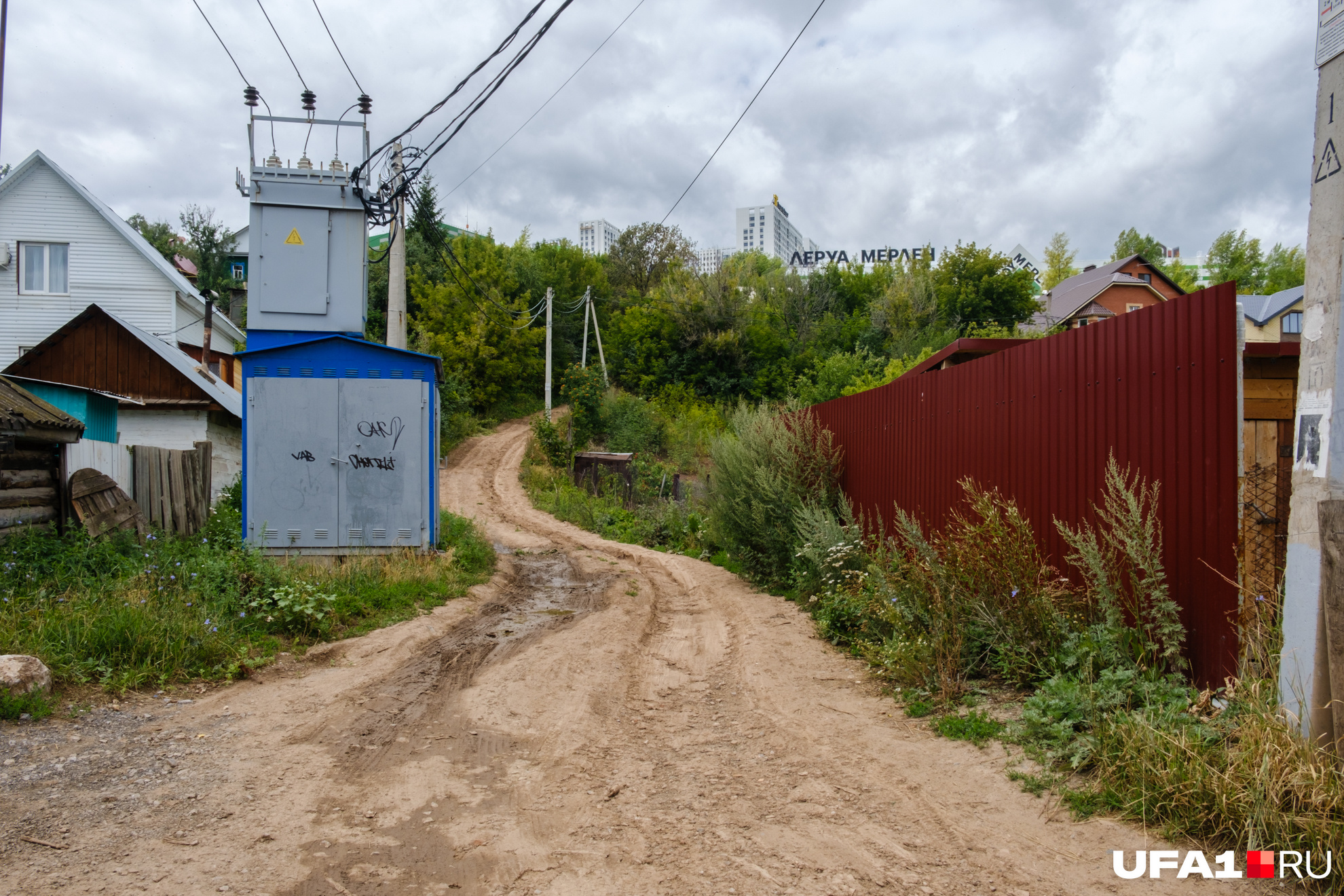 В дожди дорога становится грязью