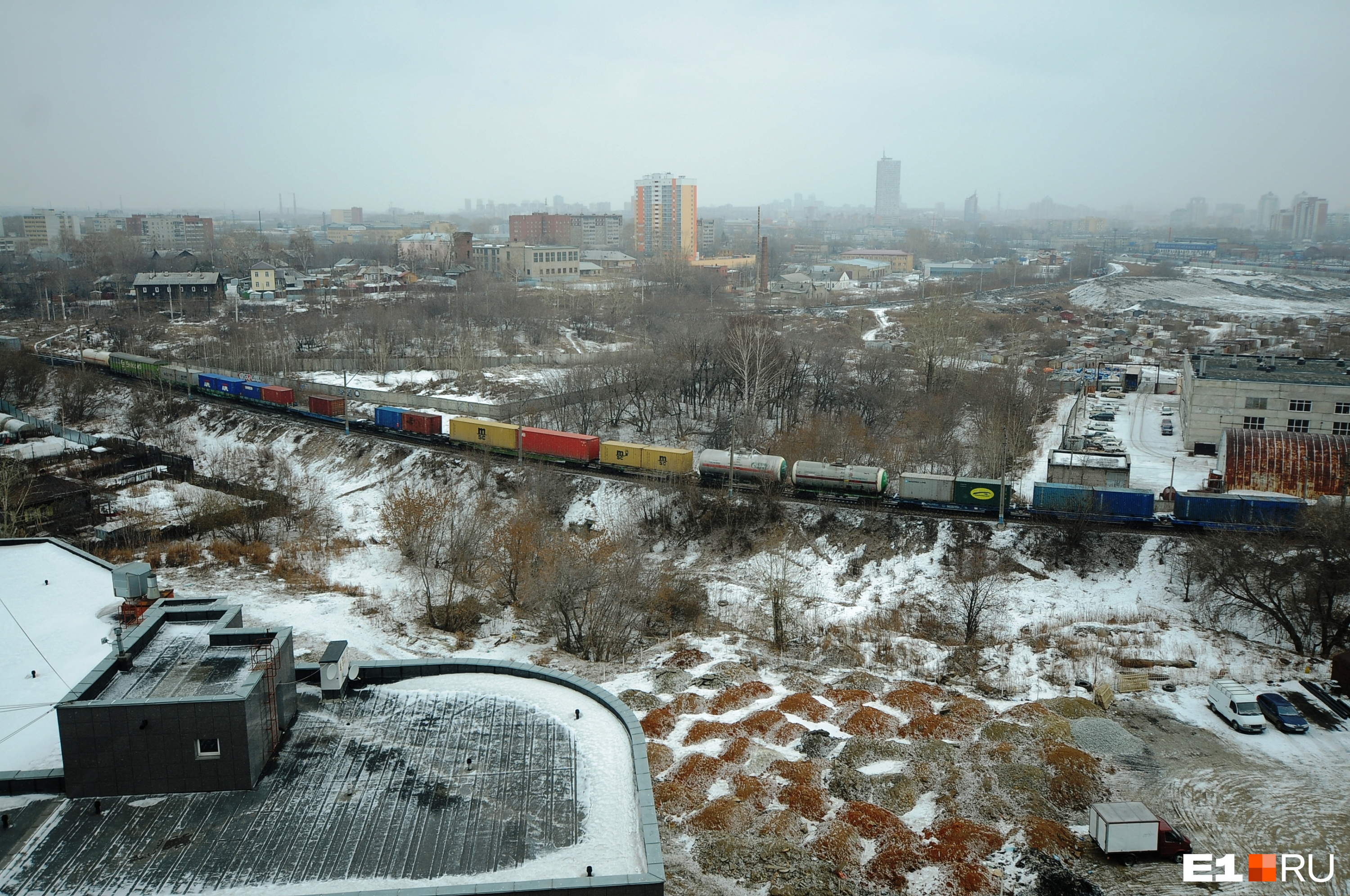 В Екатеринбурге грузовой поезд сошел с рельсов