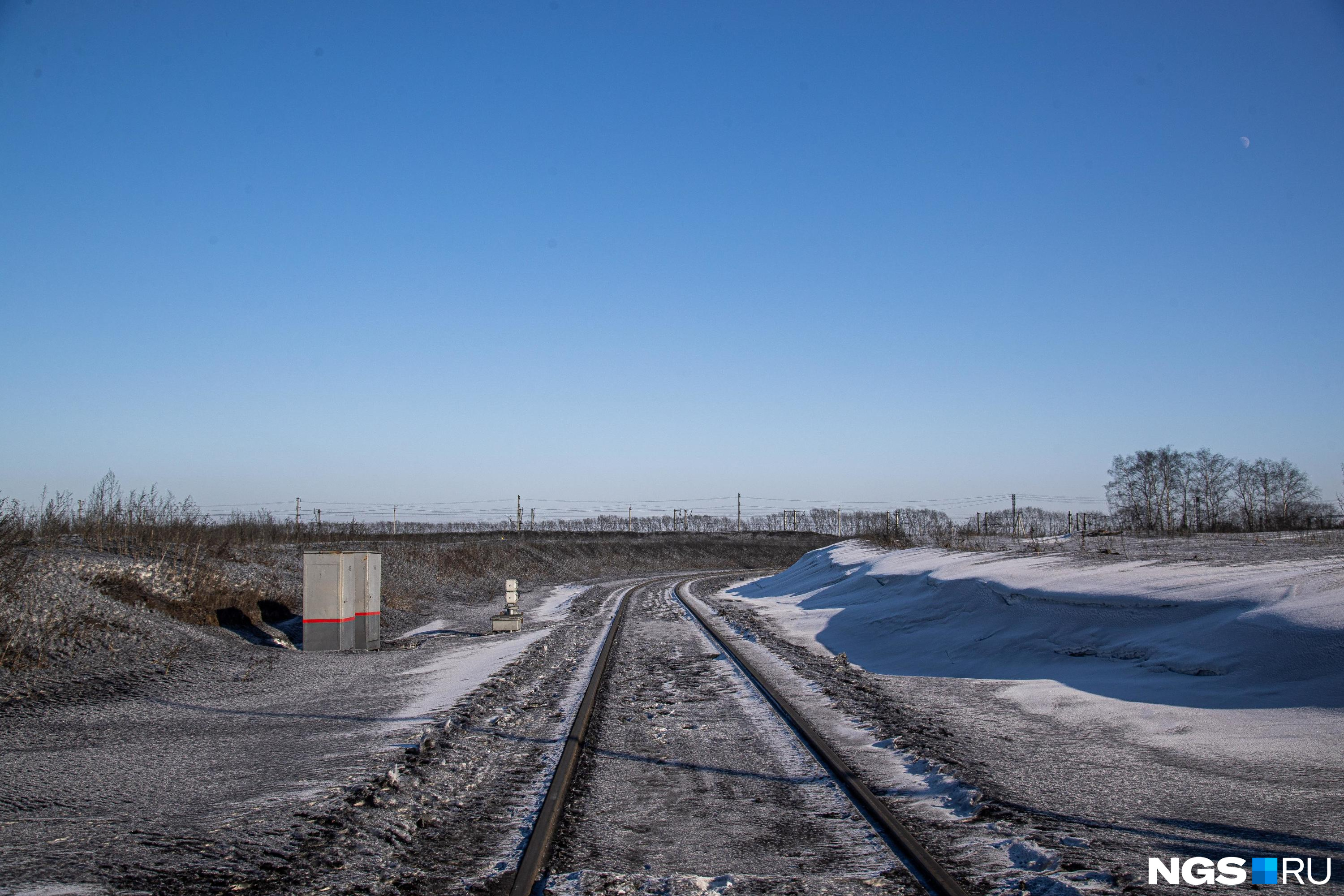 Камень бросили вертикально вверх с начальной скоростью. При равномерном движении по окружности радиусом. Камень брошен вертикально вверх. Над колодцем глубиной 10 м бросают вертикально вверх камень. Над колодцем глубиной 10 м бросают.