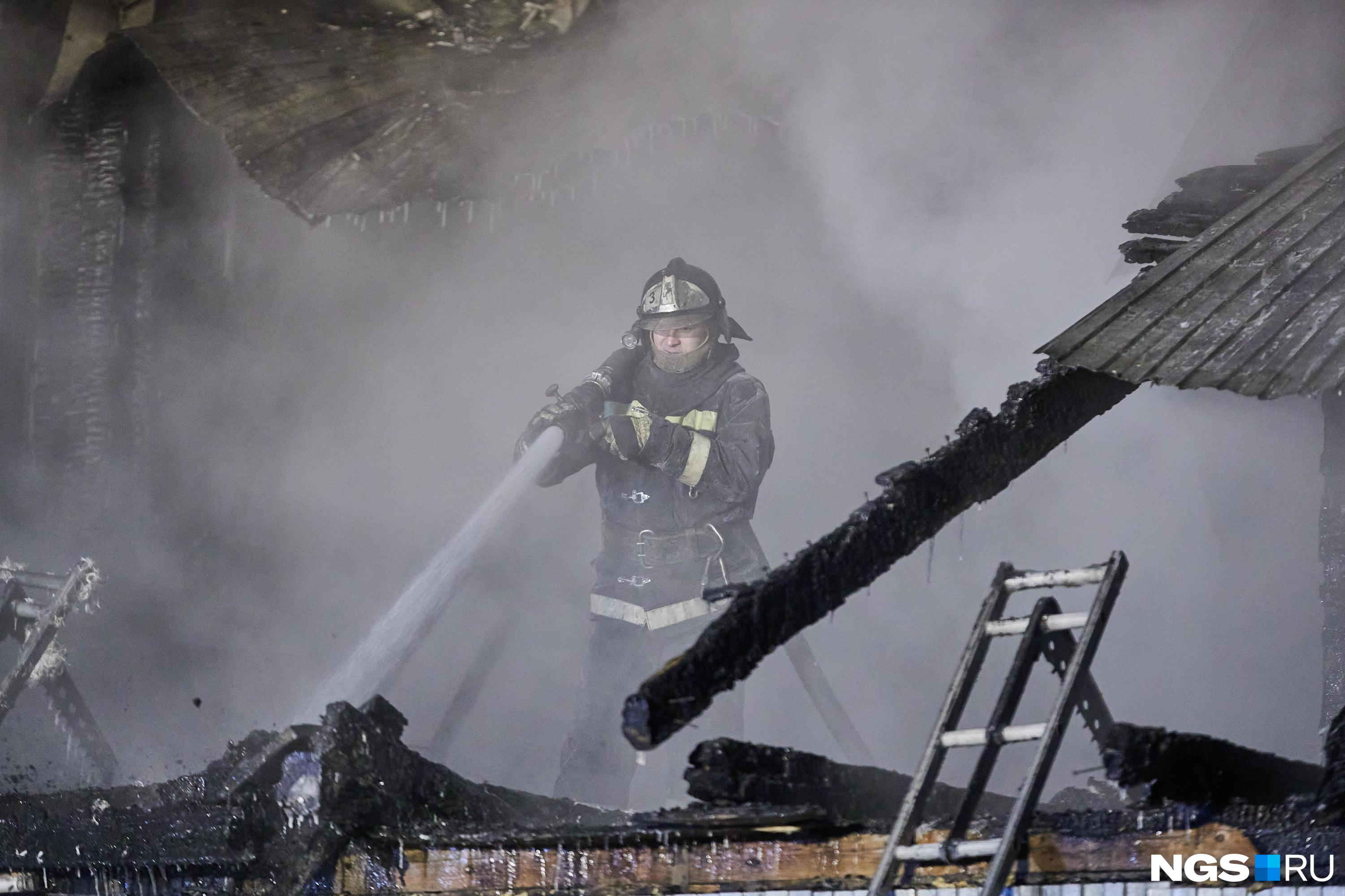 Пожарные обнаружили тела двух мужчин в сгоревшей сторожке в Могоче
