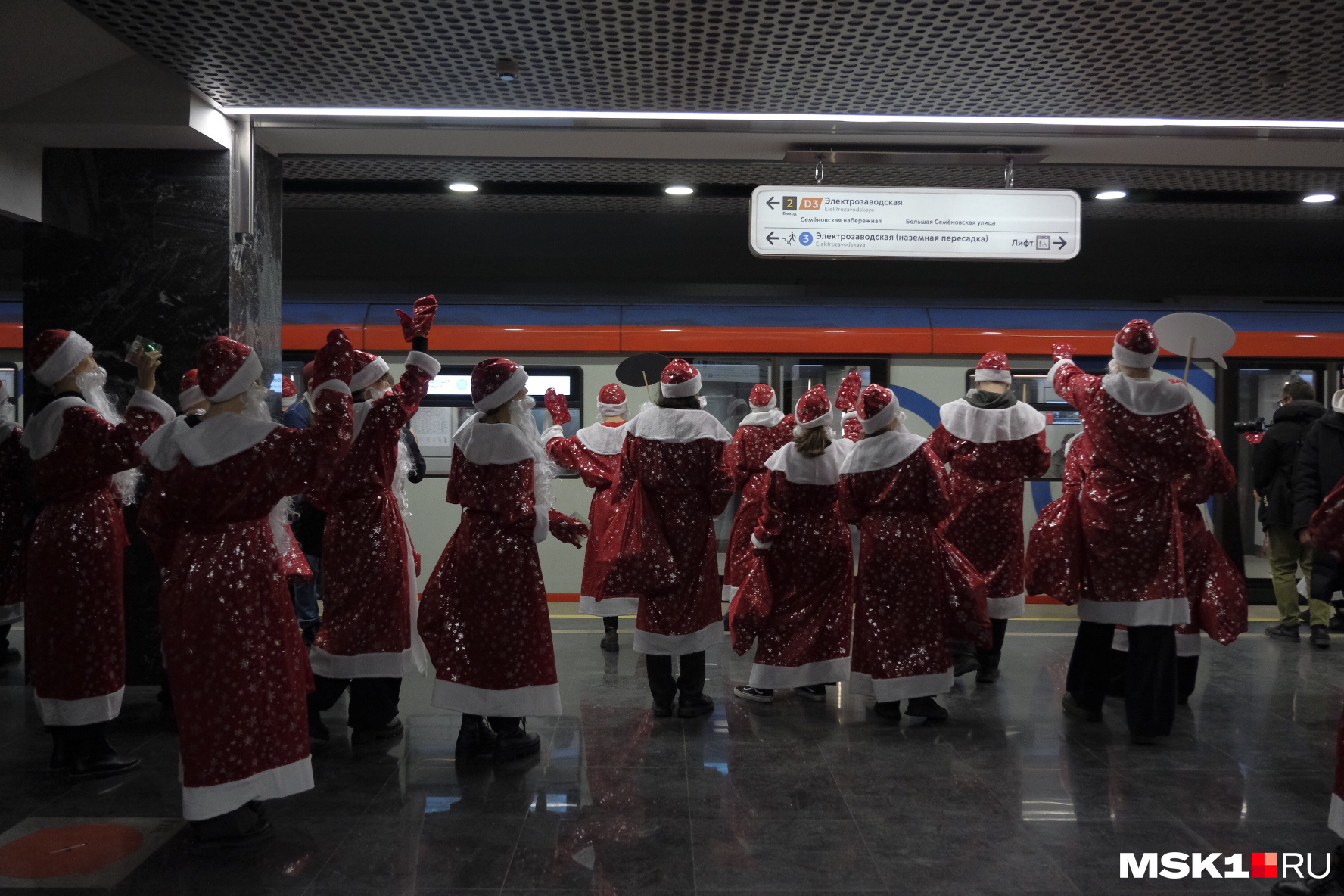 Как в московском метро произошел парад Дедов Морозов: Деды Морозы  проехались по БКЛ, по станциям московском метрополитена - 26 декабря 2023 -  msk1.ru