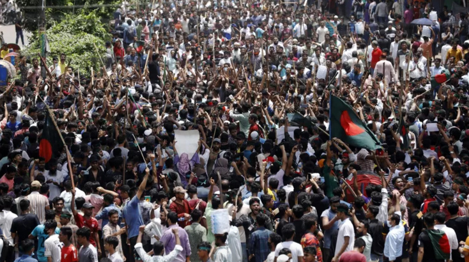 Протестующие рушат город, есть сотни погибших, а премьер покинула страну: в Бангладеше студенты устроили госпереворот