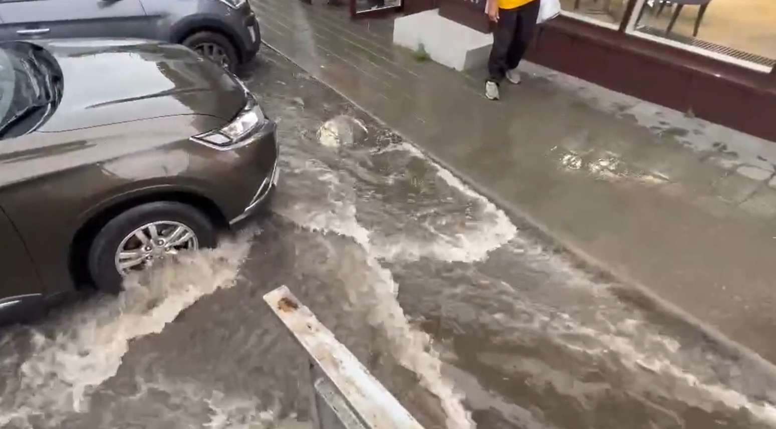 Барнаул превратился в большую лужу — подборка фото и видео после дождя