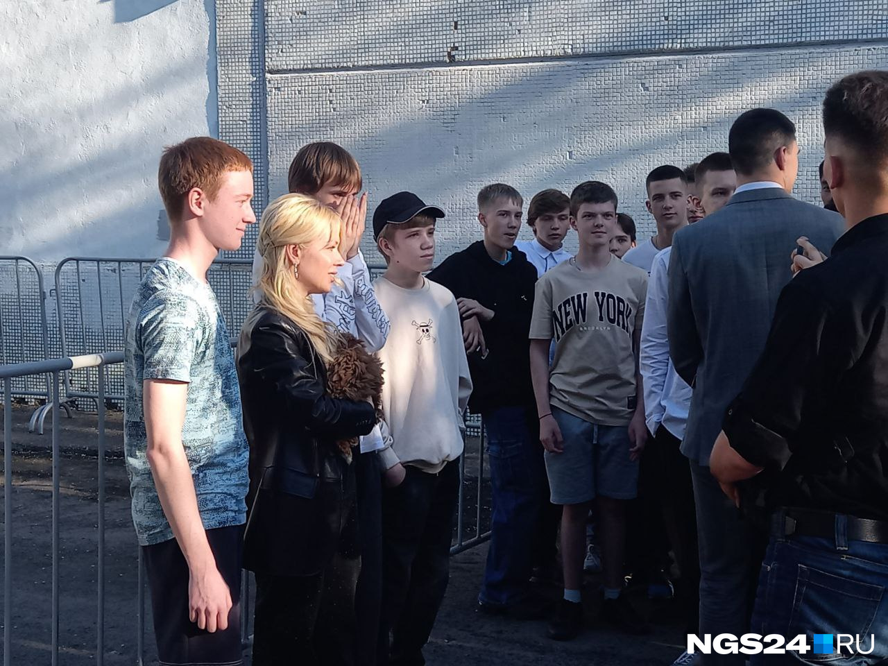 Мизулина приехала в Красноярск: последний звонок закончился. Дети выстроились в очередь, чтобы получить фото с общественницей
