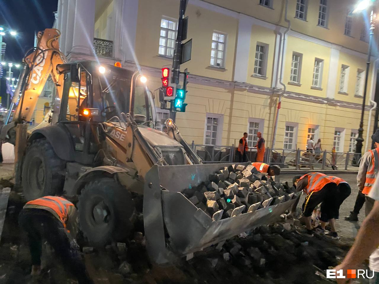 Прощай, брусчатка: в центре Екатеринбурга начали убирать булыжники с «вечных» пешеходных переходов