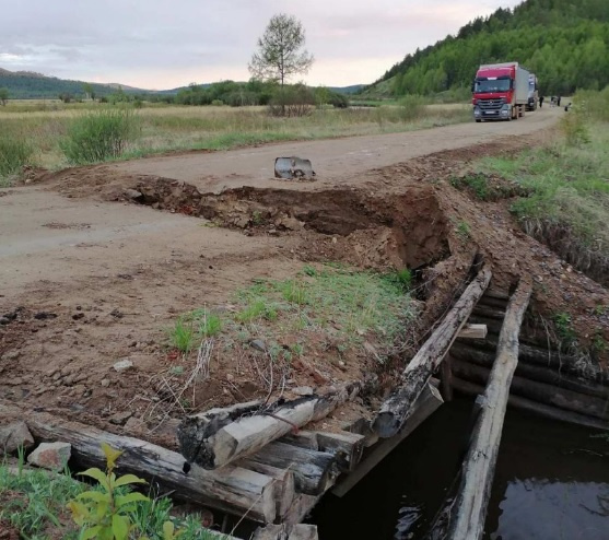 Дорога между селами обвалилась из-за грузовиков в Забайкалье