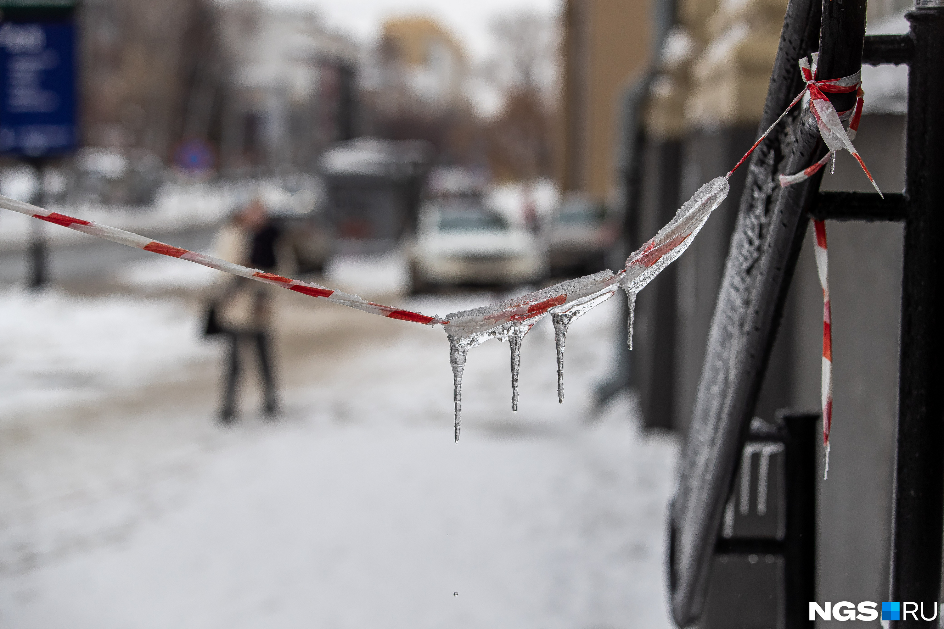 В такую погоду коммунальным службам и собственникам необходимо помнить о том, что с крыш и козырьков подъездов может упасть снег В такую погоду коммунальным службам и собственникам необходимо помнить о том, что с крыш и козырьков подъездов может упасть снег