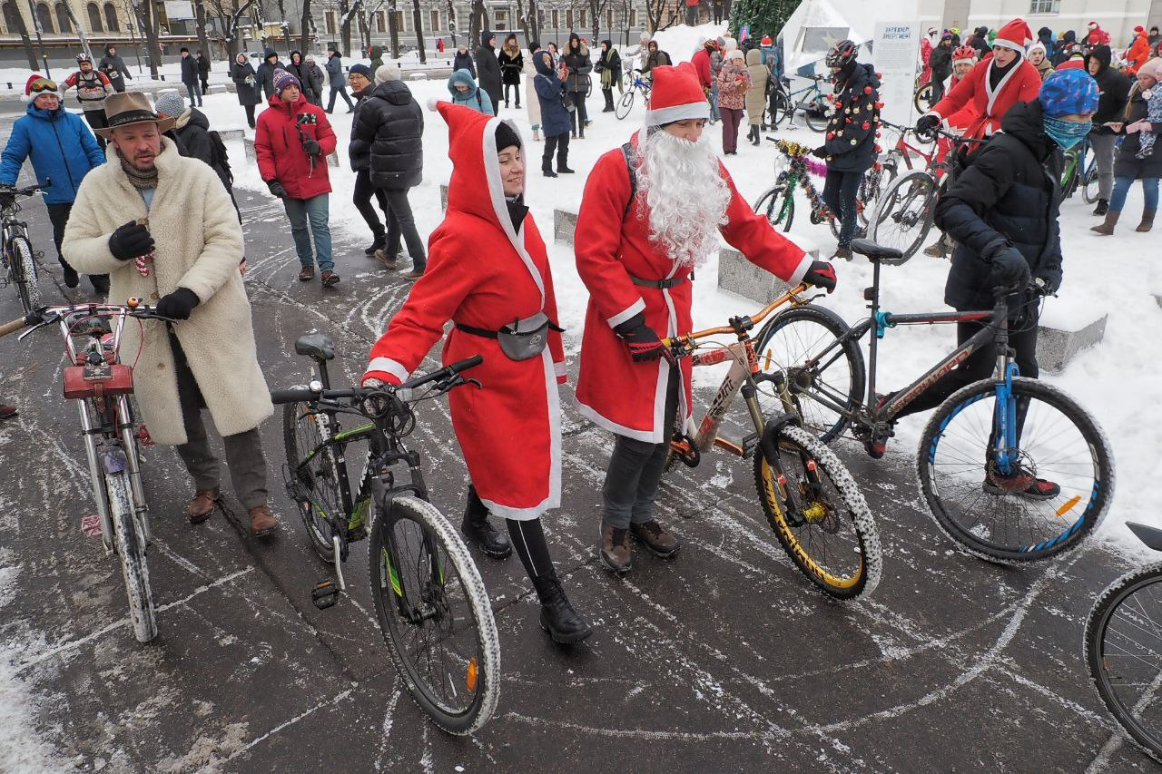 В центре Петербурга собрались Деды Морозы. С ними — снегоуборочный велосипед