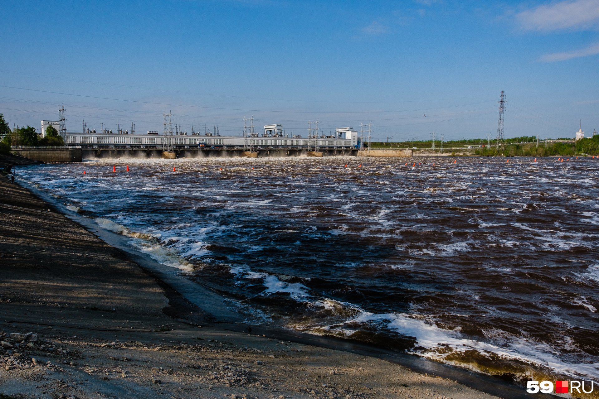 Протяженность ГЭС — почти 400 метров