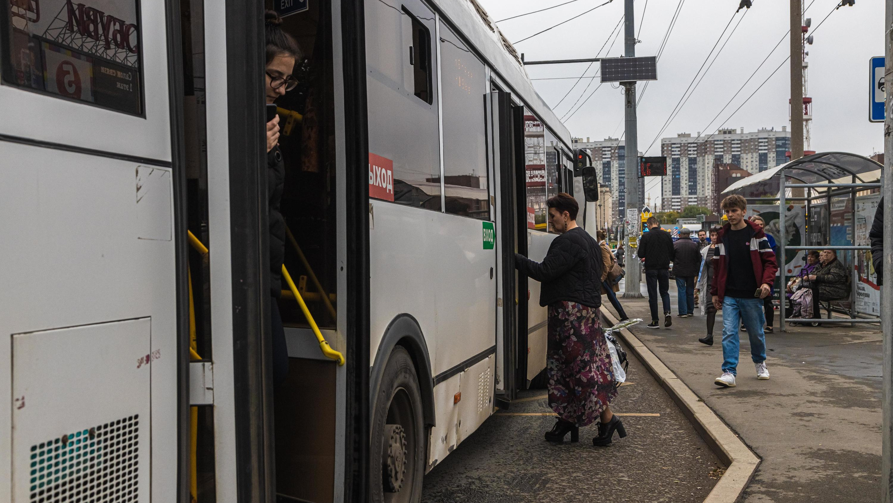 В Коминтерновском районе Воронежа на два дня изменили маршруты шести автобусов