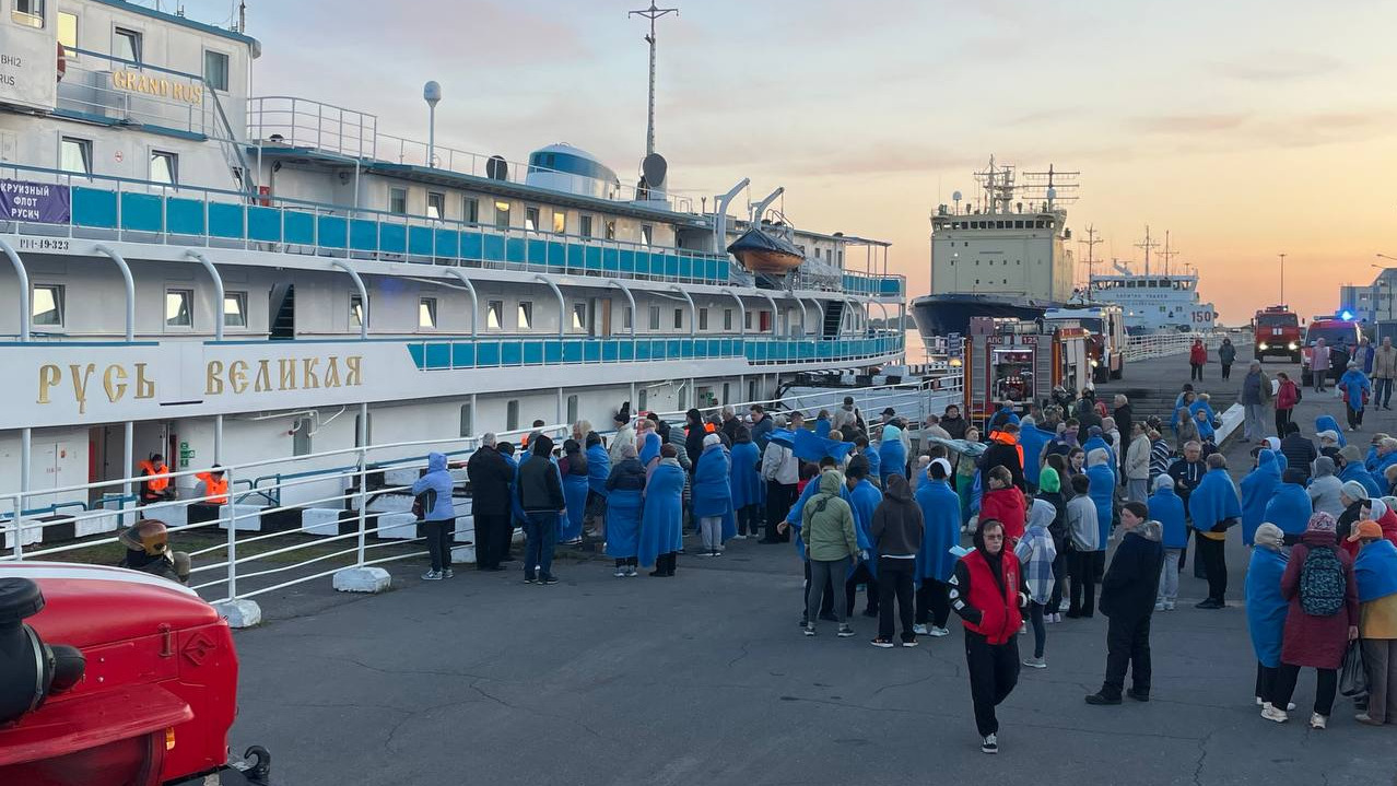 В Архангельске загорелось судно «Русь Великая»: пассажирам пришлось эвакуироваться