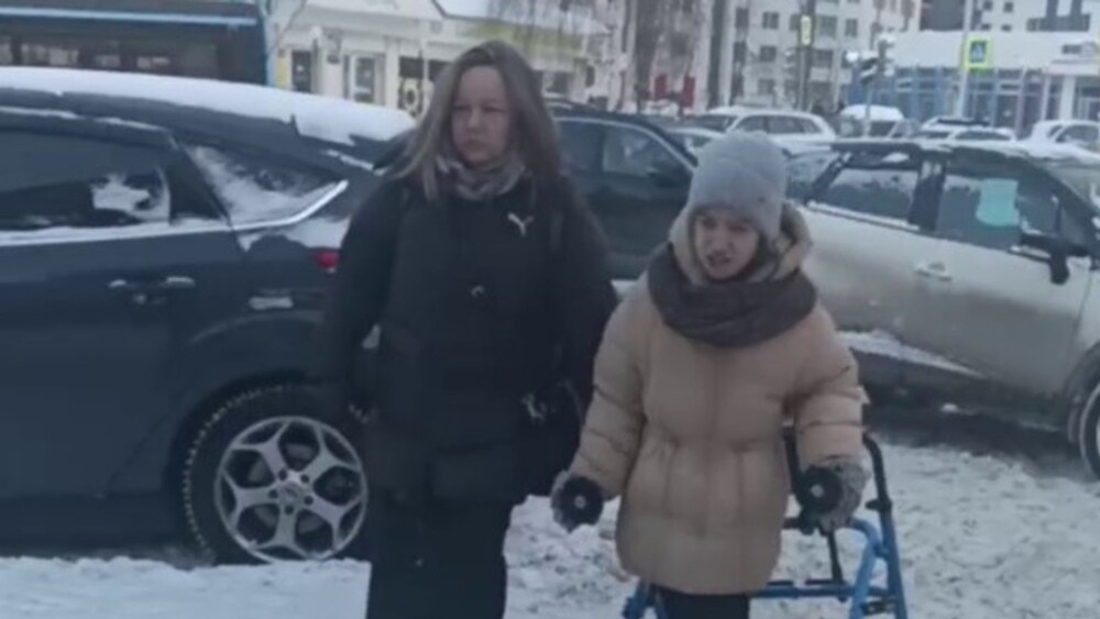 Екатеринбурженка показала, как водит дочь-инвалида по заснеженной дороге. Видео, от которого очень обидно