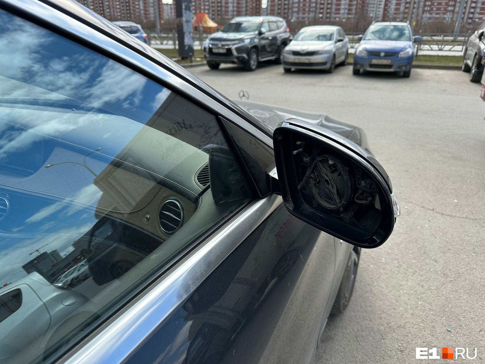 В зоне риска Lexus и Mercedes: в Екатеринбурге автоворы массово снимают зеркала с дорогих машин