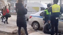 «Вы мне руку сломали!»: в Волгограде молодой человек попал под машину ДПС и устроил истерику полиции