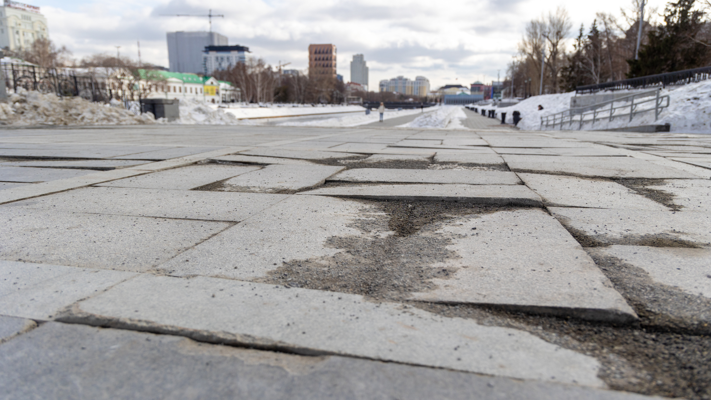 В центре Екатеринбурга вместе со снегом «растаяла» плитка, которую меняли за 150 миллионов рублей