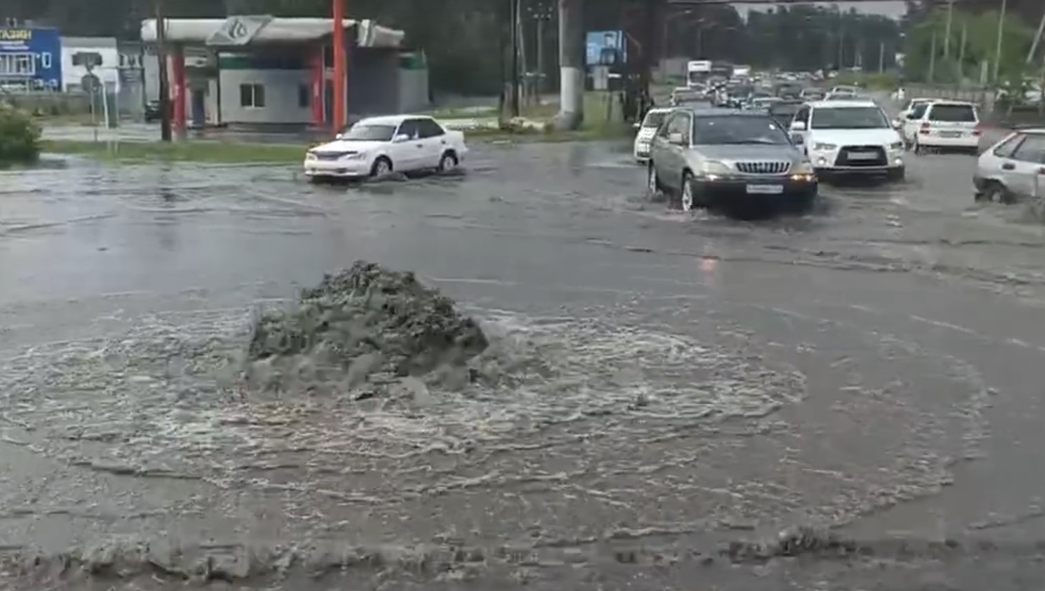 Барнаул сильно затопило после дождя, по дорогам побежали реки — видео