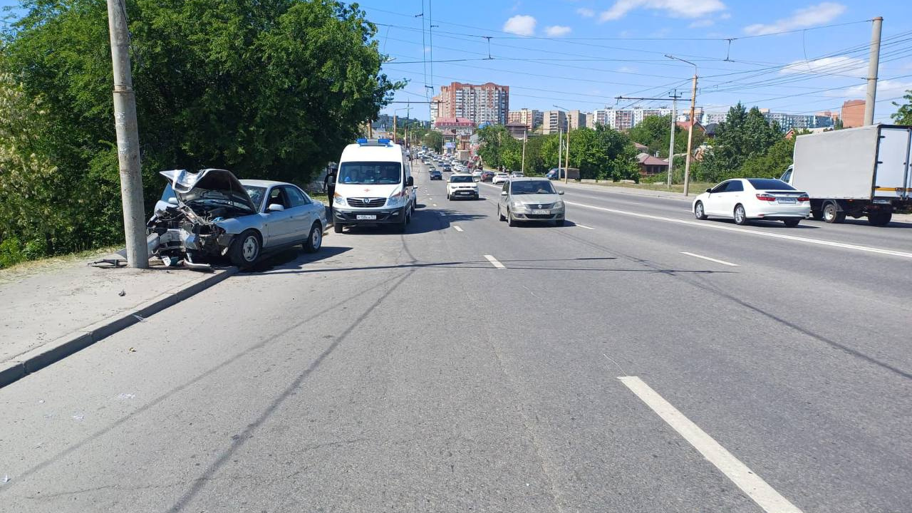 В Ростове водитель разбился насмерть, врезавшись в опору ЛЭП
