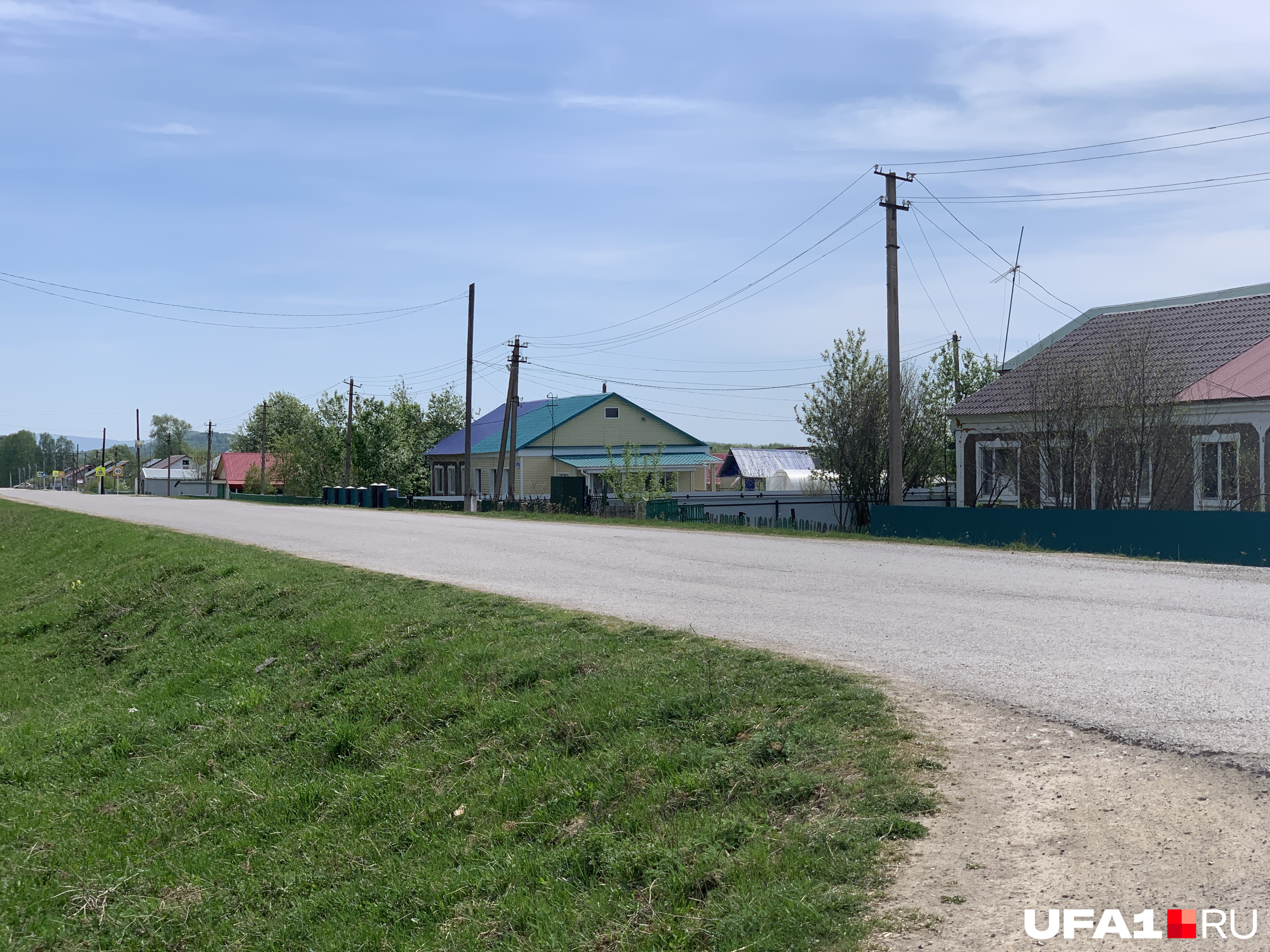 Дома вдоль дороги выглядят лучше, чем в самом селе