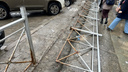«Те самые "кладбищенские оградки"»: в Новосибирске ржавый забор упал на припаркованные машины