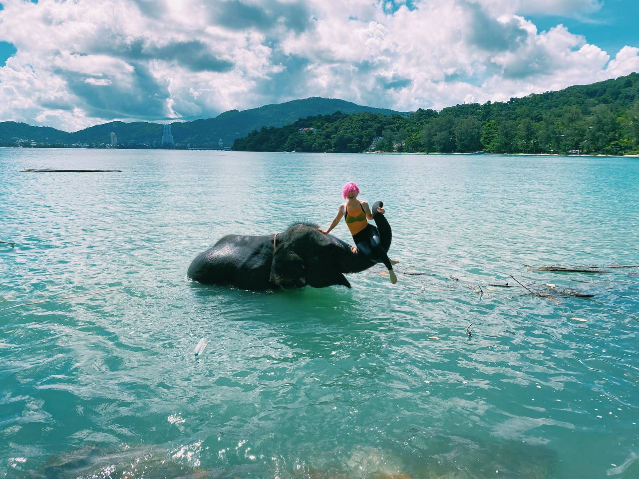 Купание со слоном — одно из необычных развлечений в Таиланде