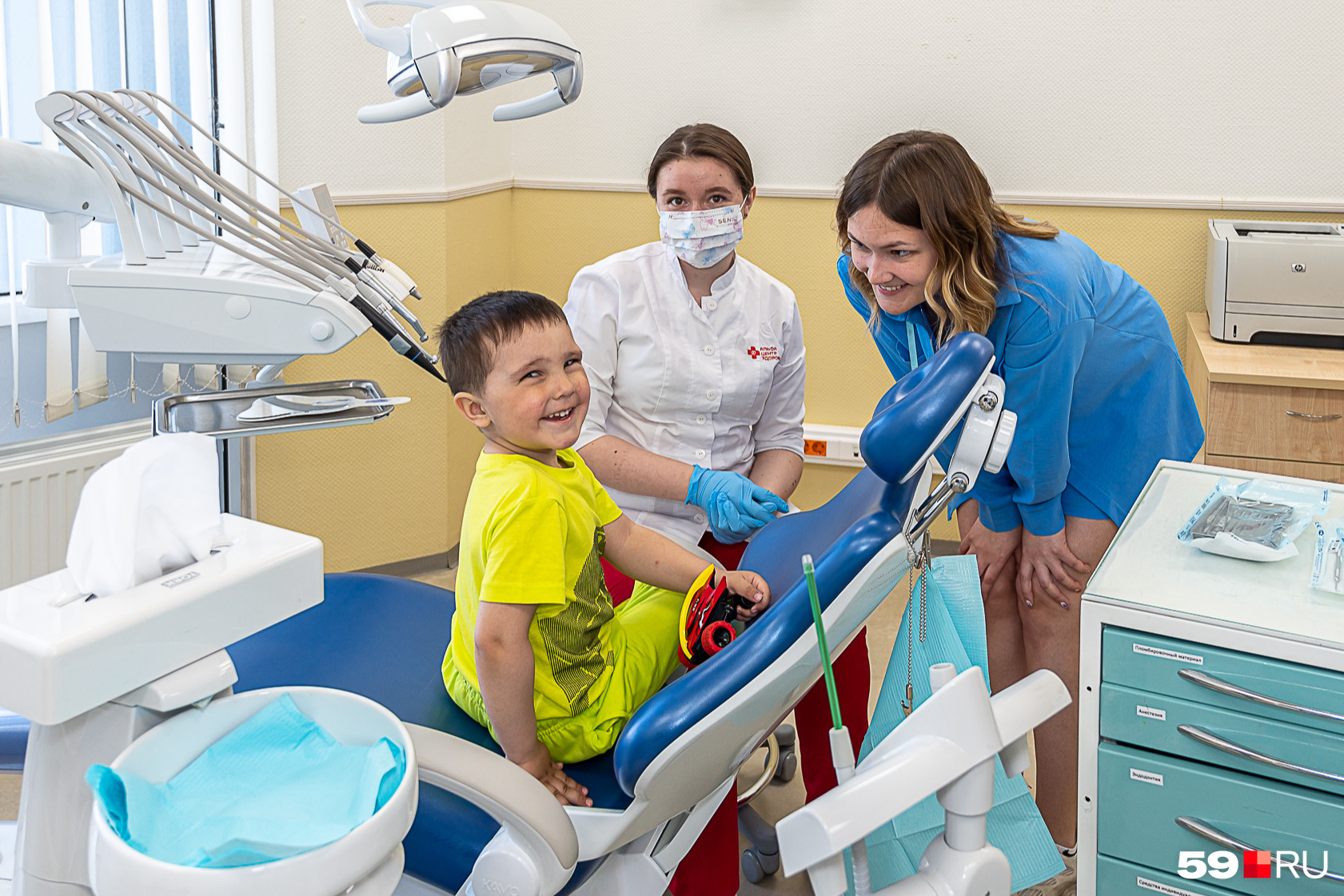 Для маленьких пациентов важна поддержка родителей и их пример — если мама с папой ухаживают за своими зубами, то ребенок будет спокойнее относиться к стоматологам