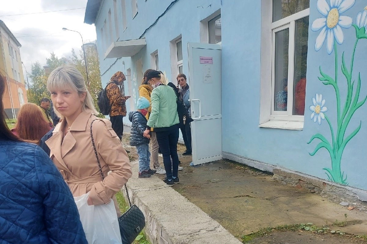 «Половина народа стоит на улице». В Свердловской области больные дети часами ждут приема у врача
