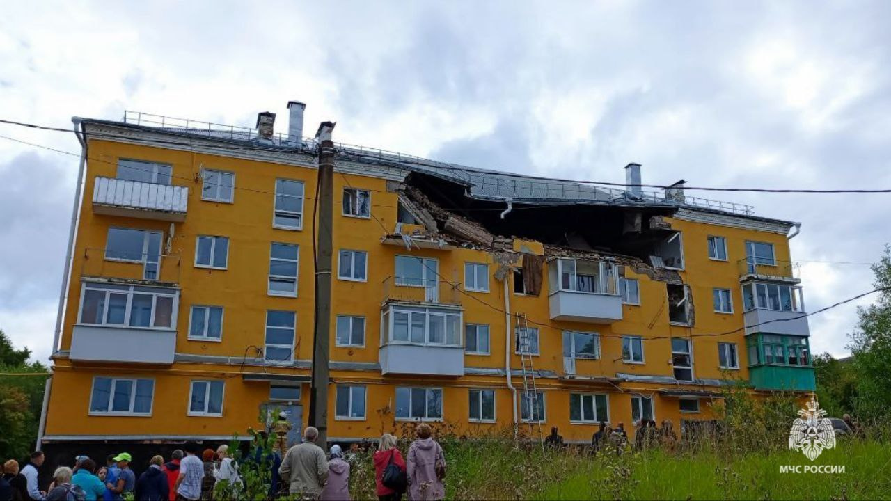 Фото последствий «хлопка газовоздушной смеси» в Кизеле. Из-под завалов уже вытащили человека