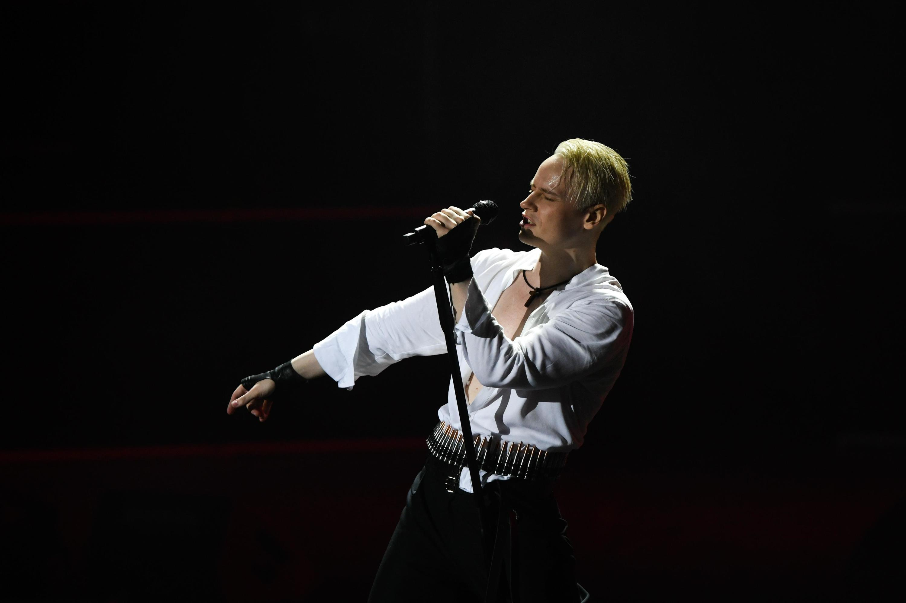 Парень с микрофоном. Мужчина поет. Певец arif. Большое количество музыкантов которые поют называется. Человек с микрофоном.