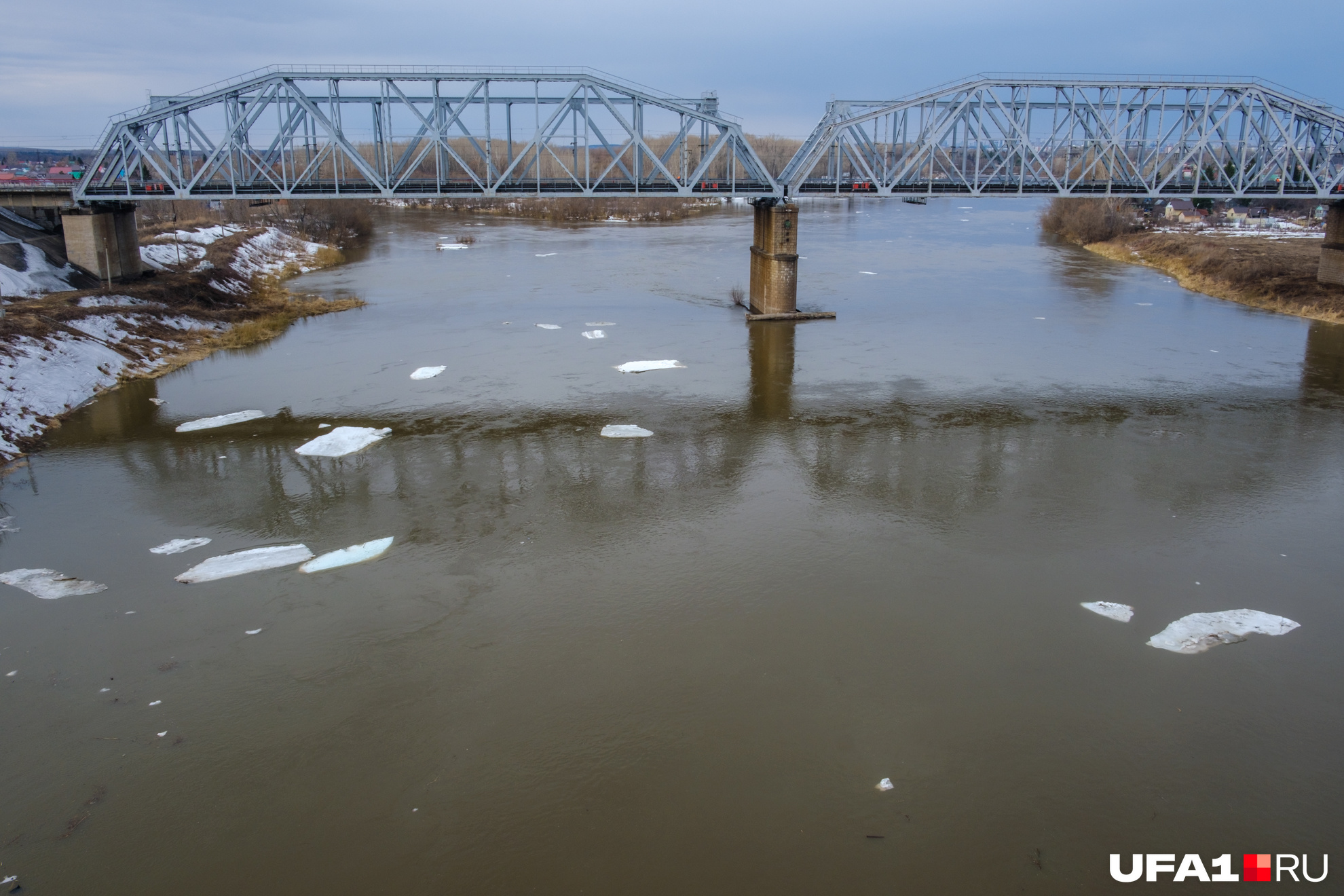 Кое-где ледоход в этом году стартовал раньше времени, уже в конце марта. Это Шакшинский мост, река Уфимка. А еще его собираются ремонтировать, что грозит транспортным коллапсом