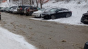 «Просто так эту реку не перешагнуть». На новосибирской улице случился потоп — видео