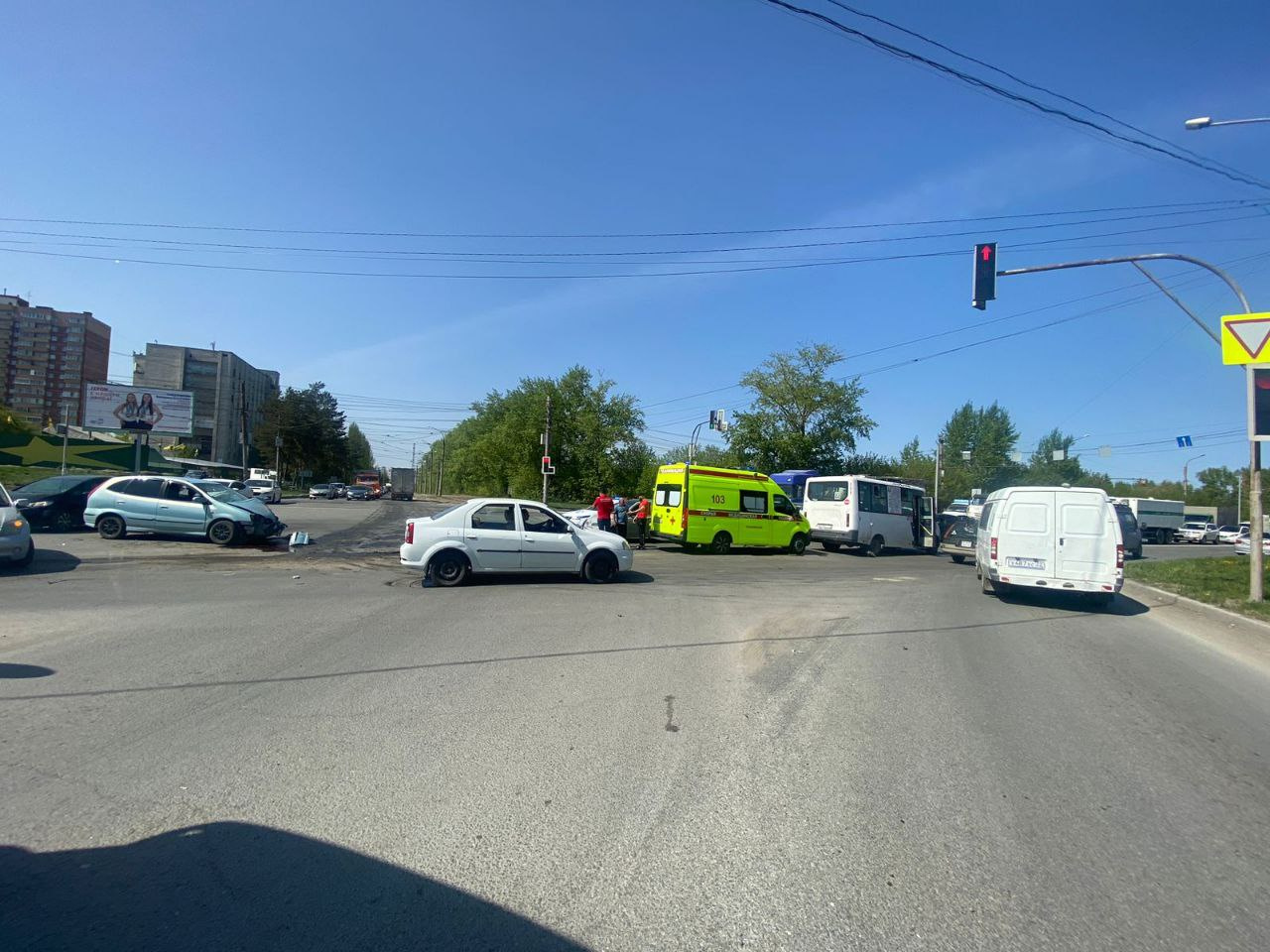 Пьяный водитель «Ниссана» врезался в маршрутку в Новосибирске — двух пострадавших увезли в больницу