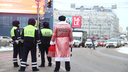 Автоинспекторы притворились Дедом Морозом и Снегурочкой и вышли останавливать водителей в центре Новосибирска — фото