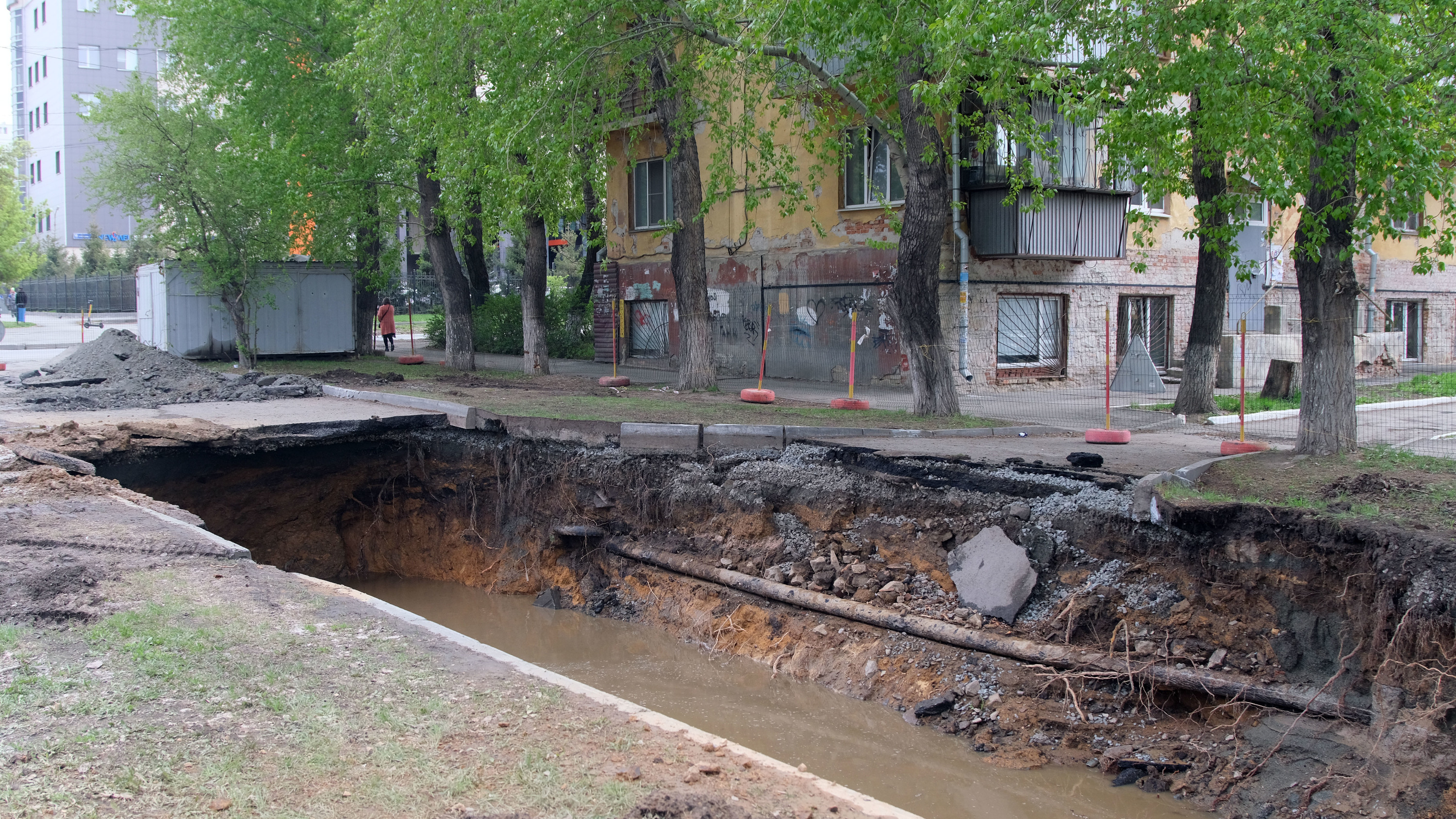 «Портал» на месте провалившейся дороги в Челябинске прибавил в размерах