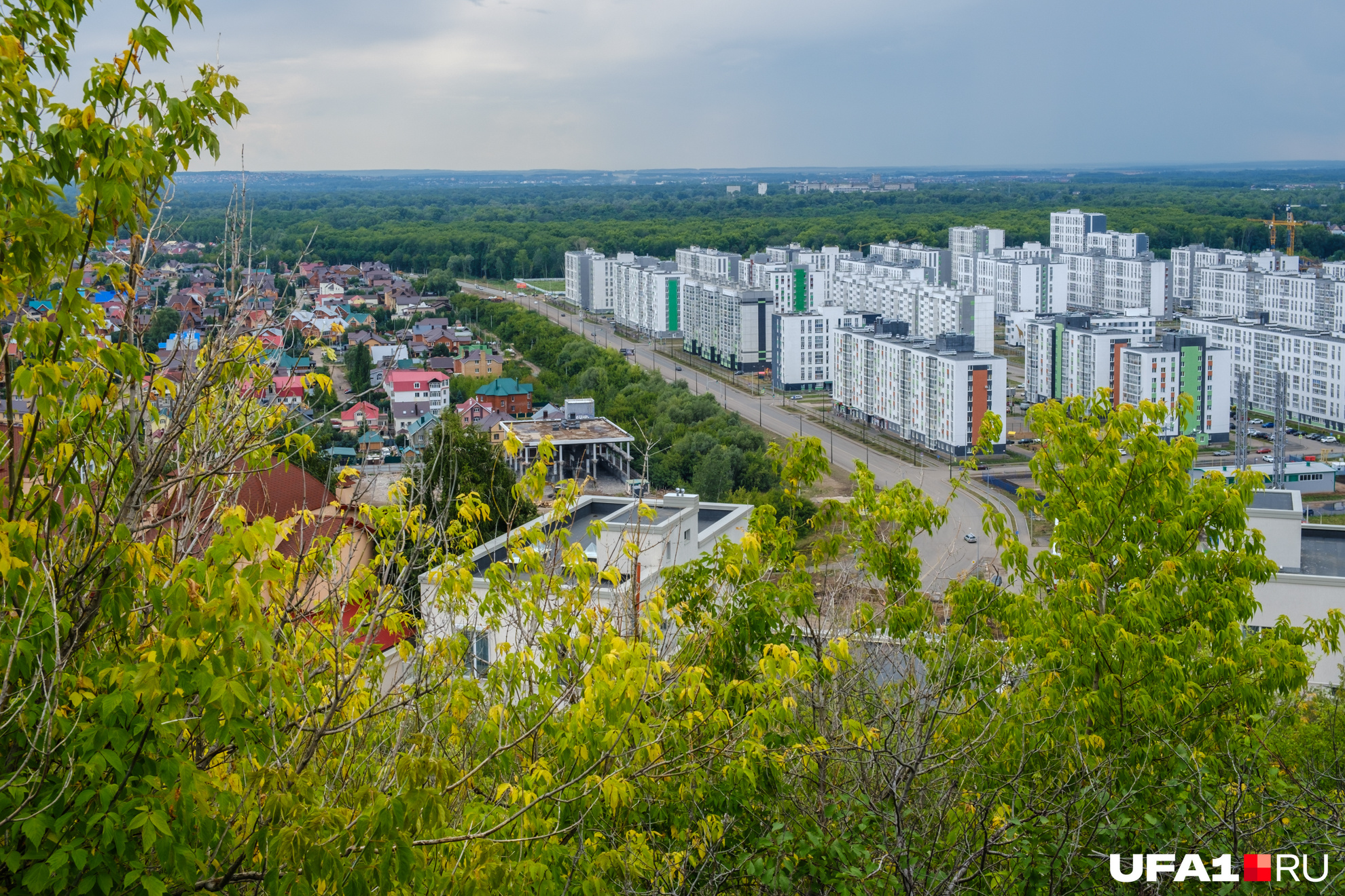 Дома на Биишевой (слева) и Кузнецовский Затон (справа)