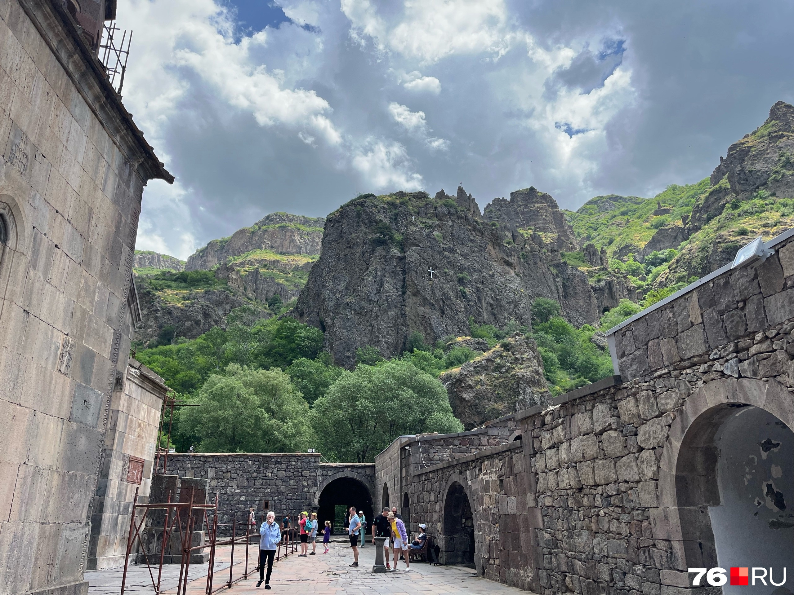 В верующей Армении чтят религию. Страна стала первым христианским государством в мире. На фото можно увидеть крест посреди скалы