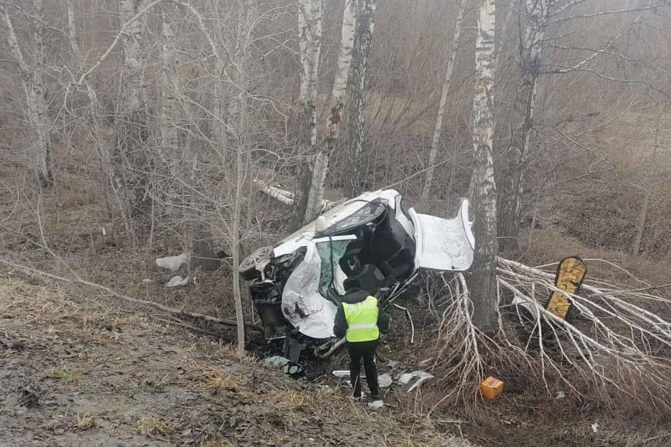 В Екатеринбурге водитель на Kia вылетел с дороги и врезался в дерево. Он погубил двух пассажиров