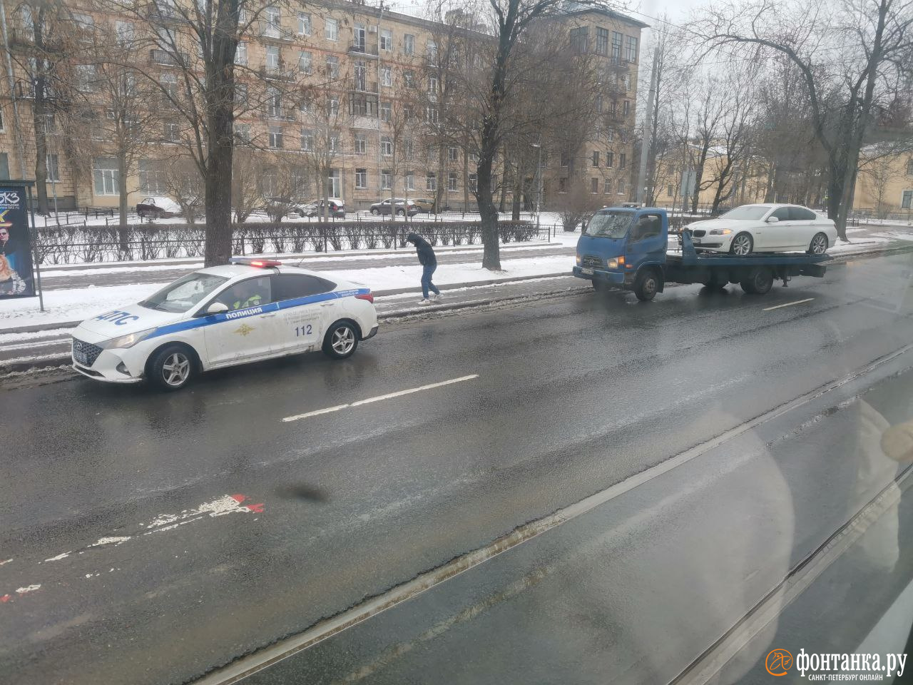 Фото: Брошенный на путях BMW остановил трамваи на проспекте Энгельса в  Петербурге - 4 апреля 2024 - ФОНТАНКА.ру