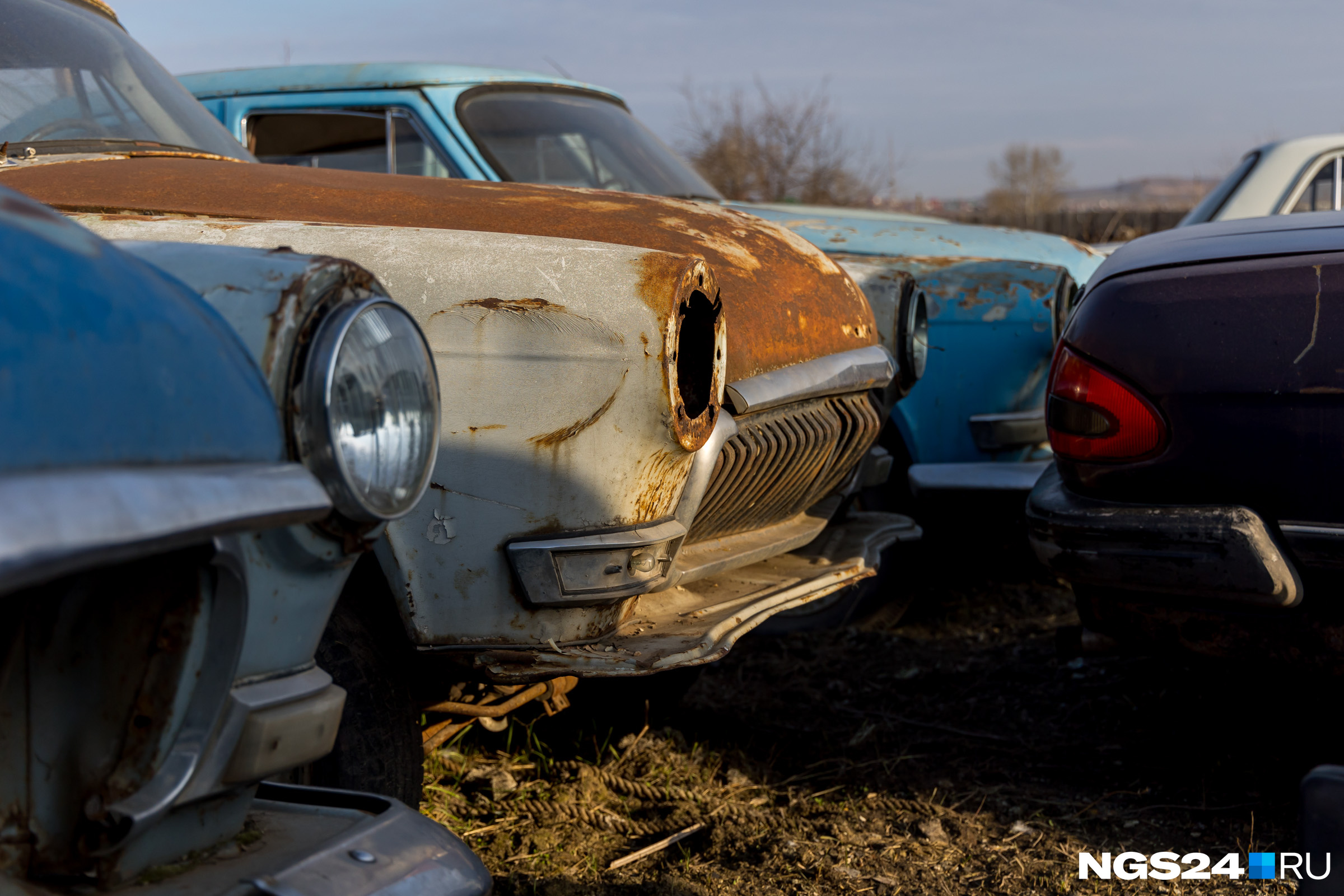 «Каждый день в машине тусовки». Брошенные автомобили Красноярска: как от них законно избавиться?
