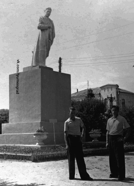 Памятник Иосифу Сталину в горсаду в 50-е