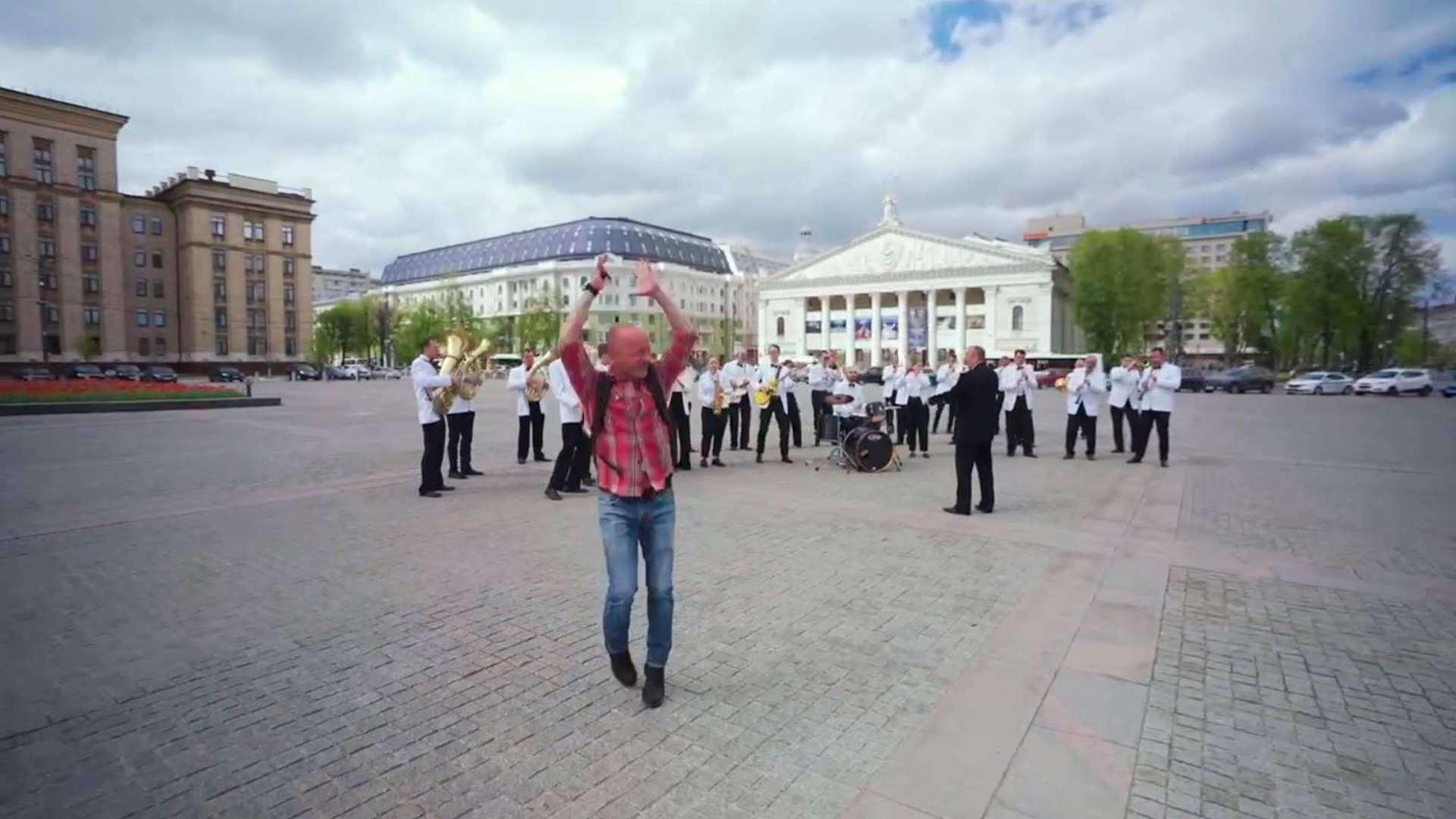 Оркестр Воронежской филармонии сыграл песню «Туман» рок-группы «Сектор Газа» на площади Ленина
