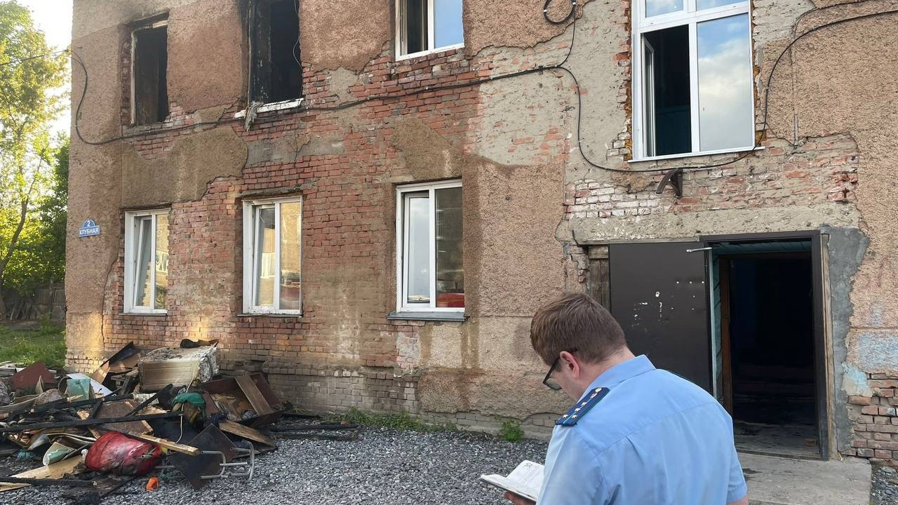 Были дома одни: после гибели двух малышей при пожаре в новосибирском селе возбудили уголовное дело