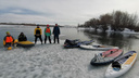 «Устроили пикник посреди реки»: новосибирские сапсерферы прокатились на льдине по Оби