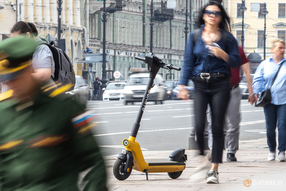 «Безопасность нулевая». В Петербурге планируют изгнание самокатчиков с тротуара, но пока на словах