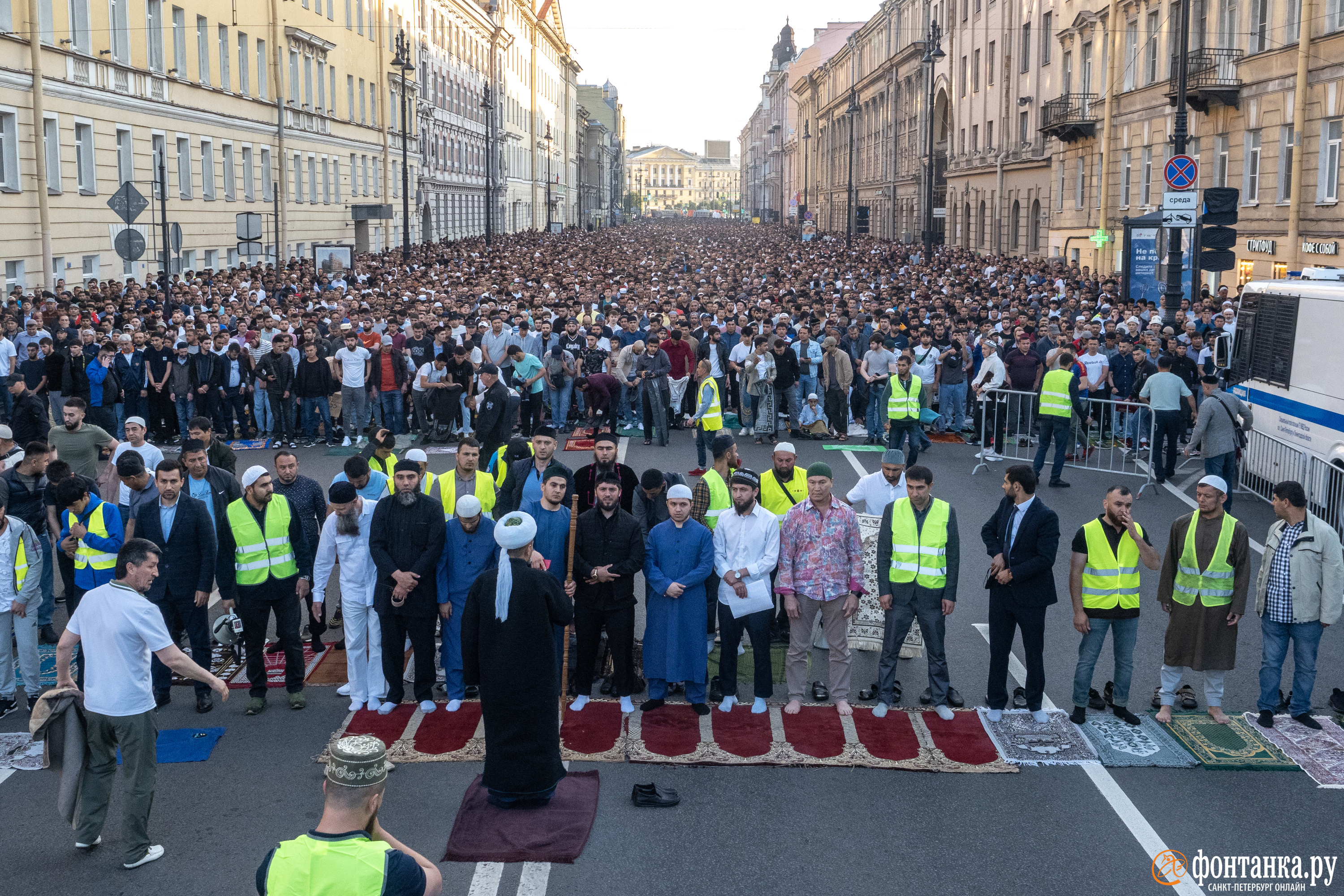 Массовая молитва на Московском проспекте на Курбан-байрам