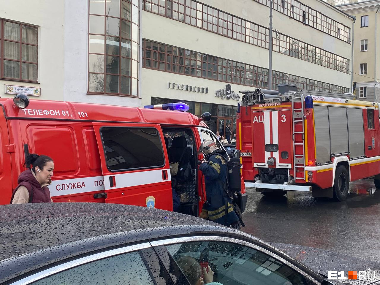 Пожарные надевают кислородные баллоны Пожарные надевают кислородные баллоны