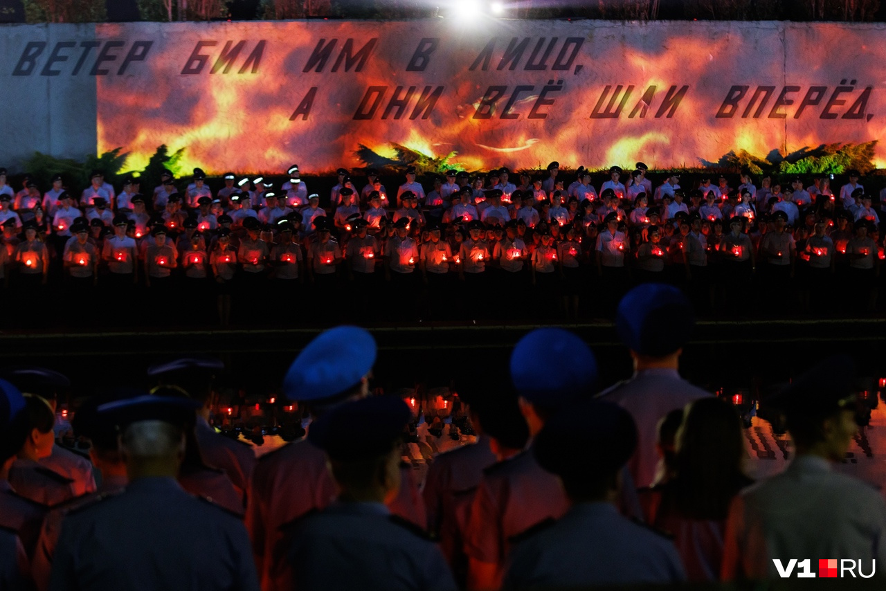 Правоохранители стояли со свечами под звуки концерта