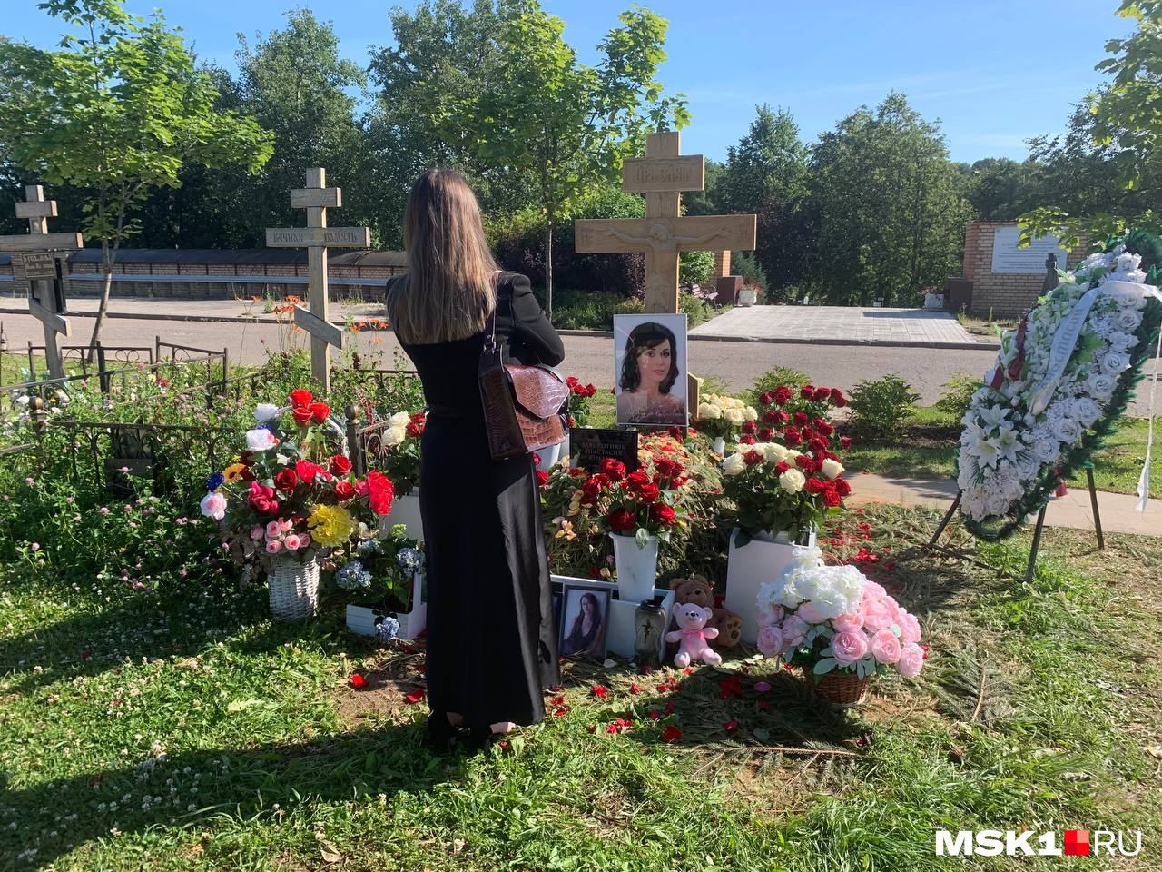 «Маленькая дочка осталась без мамы». Родные и близкие Анастасии Заворотнюк пришли на ее могилу на 40-й день после смерти
