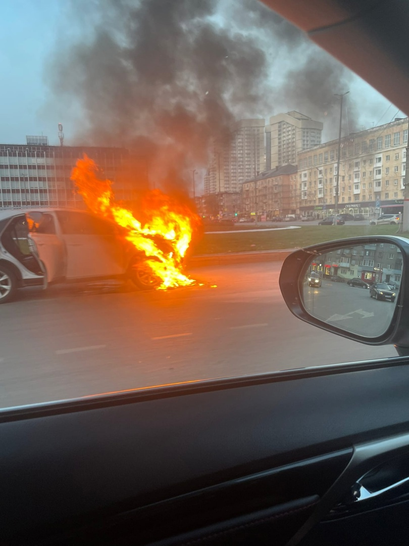 Загорелась машина в Перми на Ленина