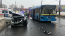 В Архангельске столкнулись автобус и легковой автомобиль: что известно об аварии